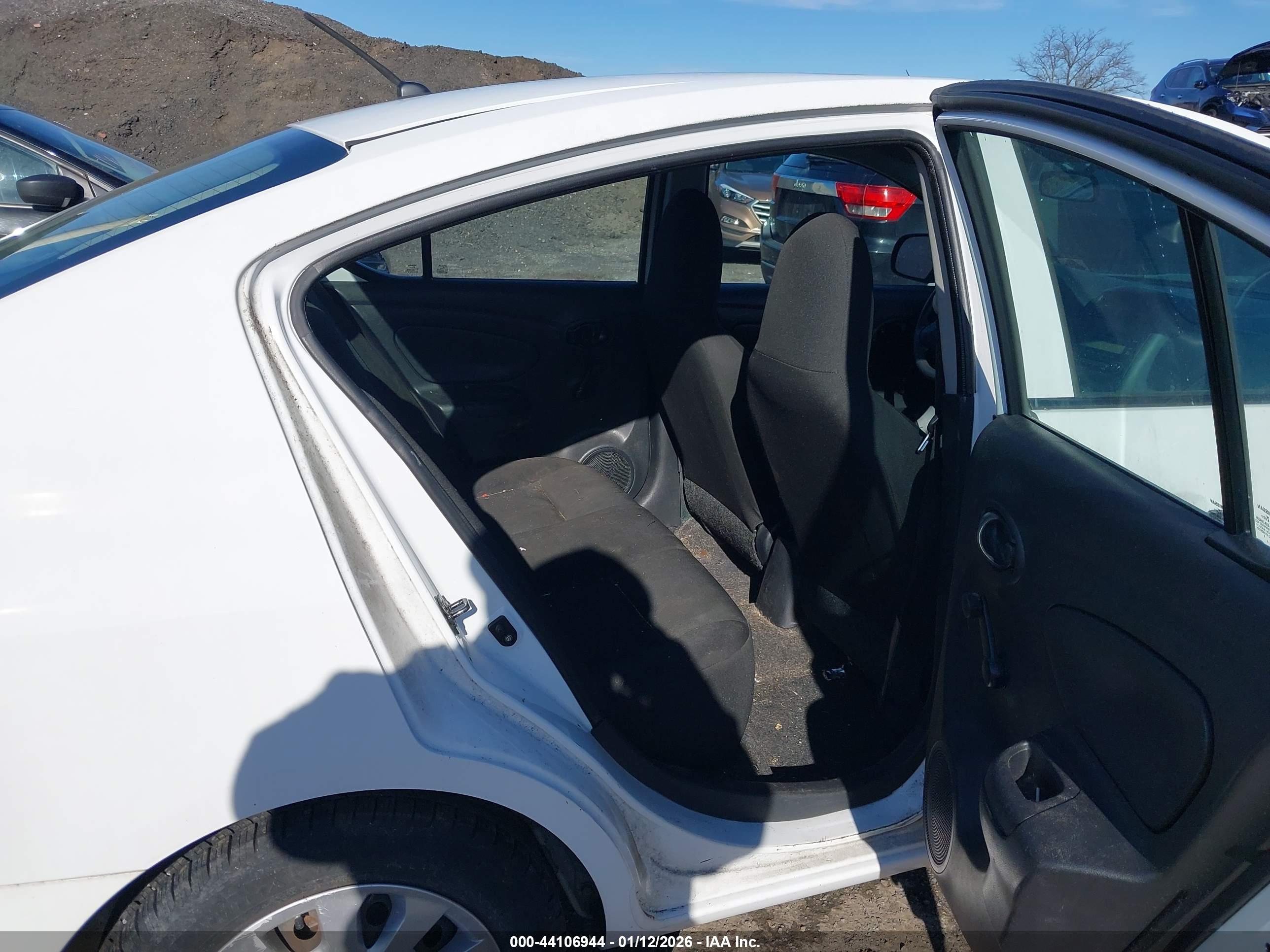 NISSAN VERSA image 8