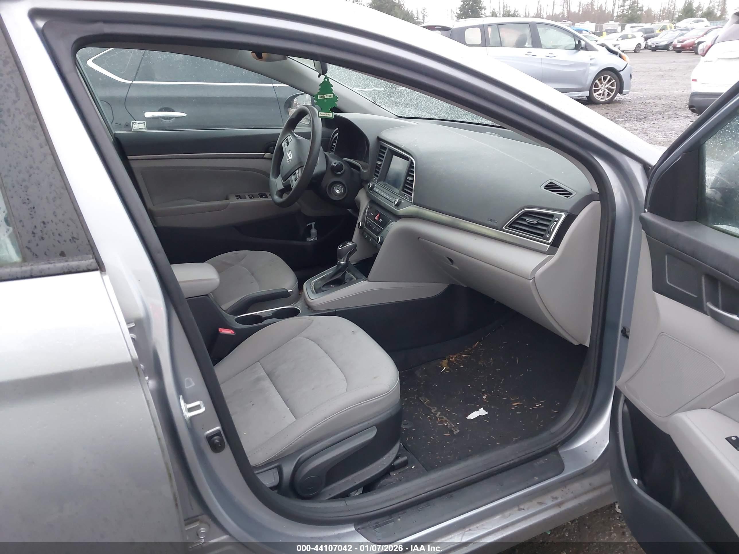 HYUNDAI ELANTRA image 5