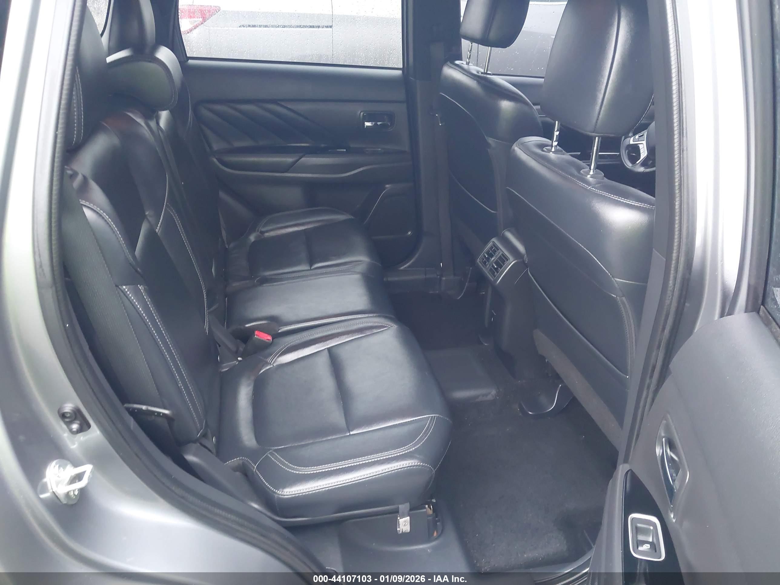 MITSUBISHI OUTLANDER image 8
