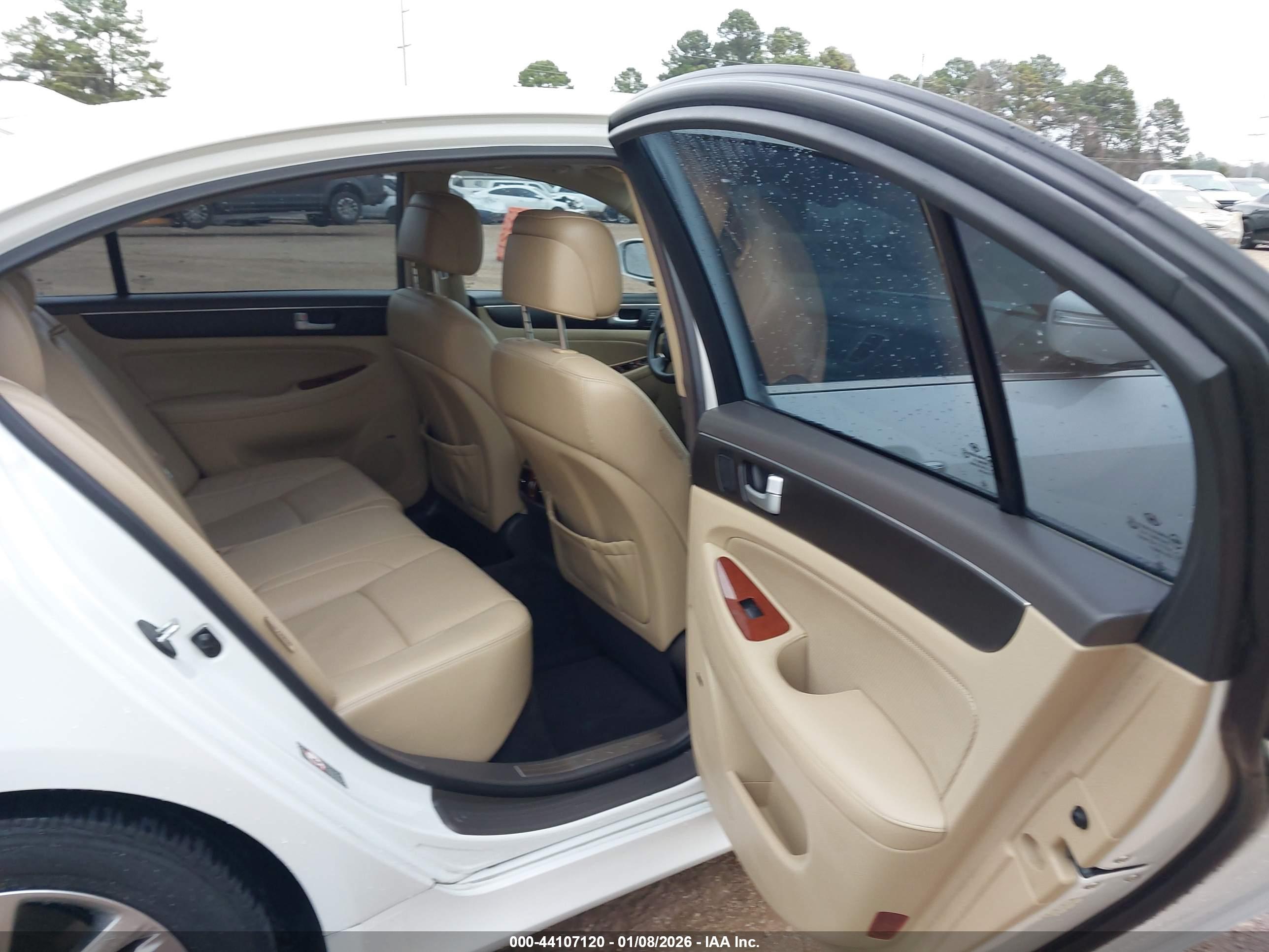 HYUNDAI GENESIS image 8