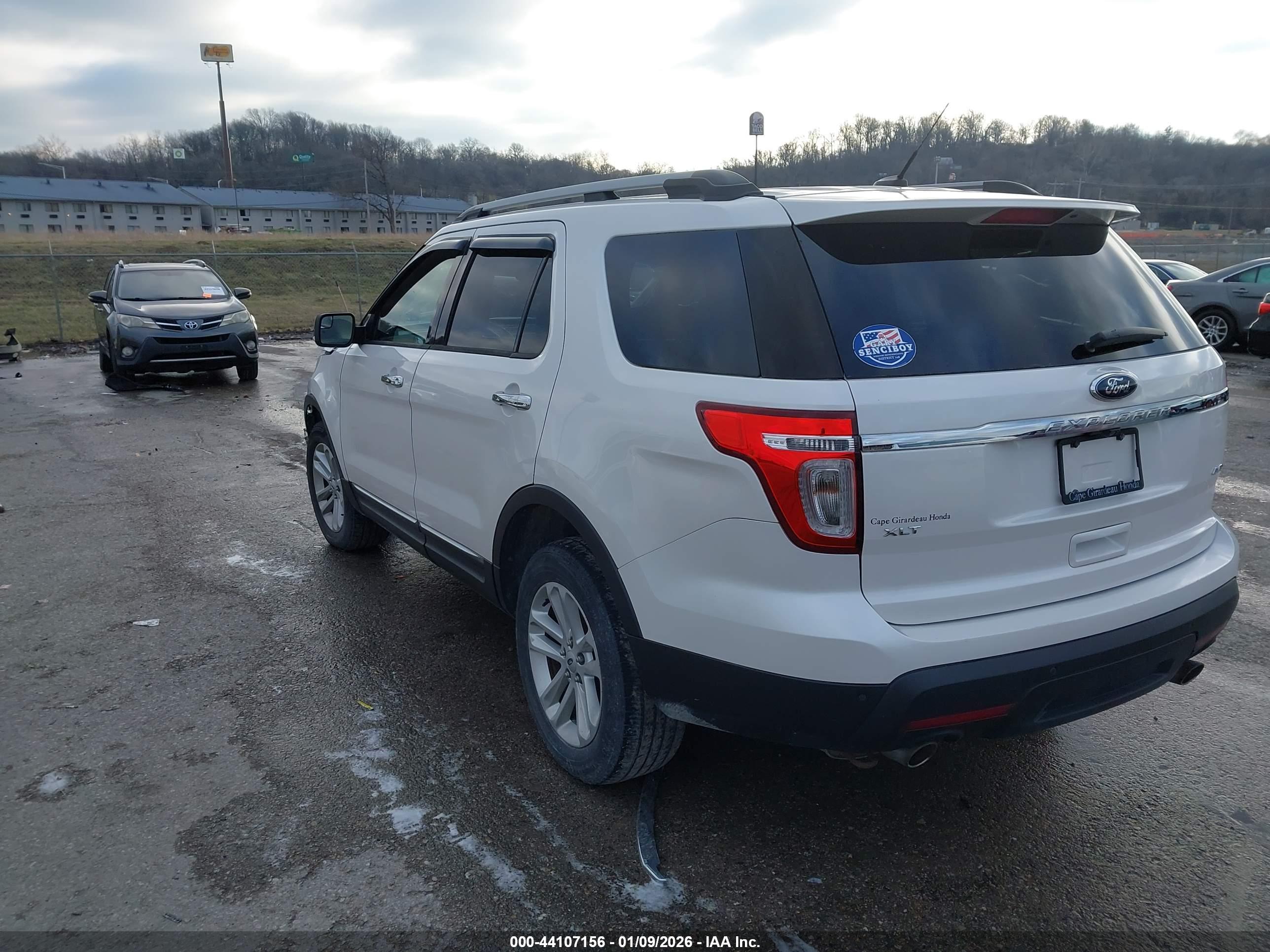 FORD EXPLORER image 3