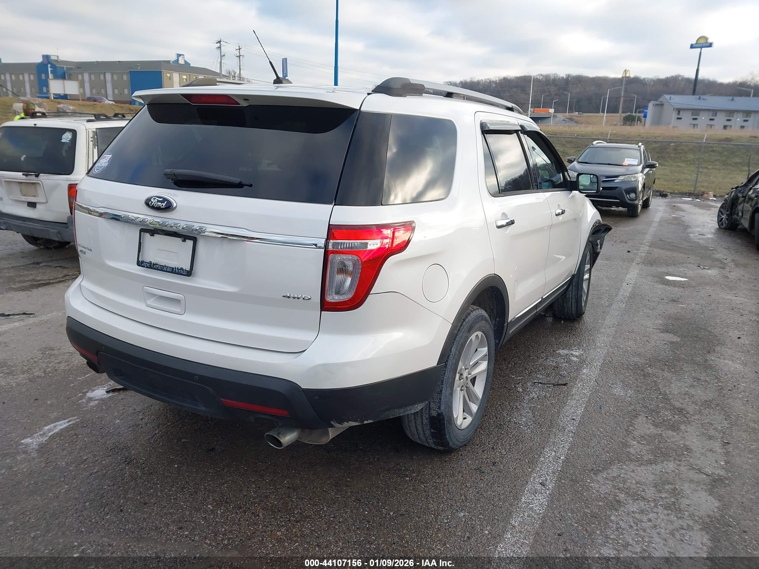 FORD EXPLORER image 4