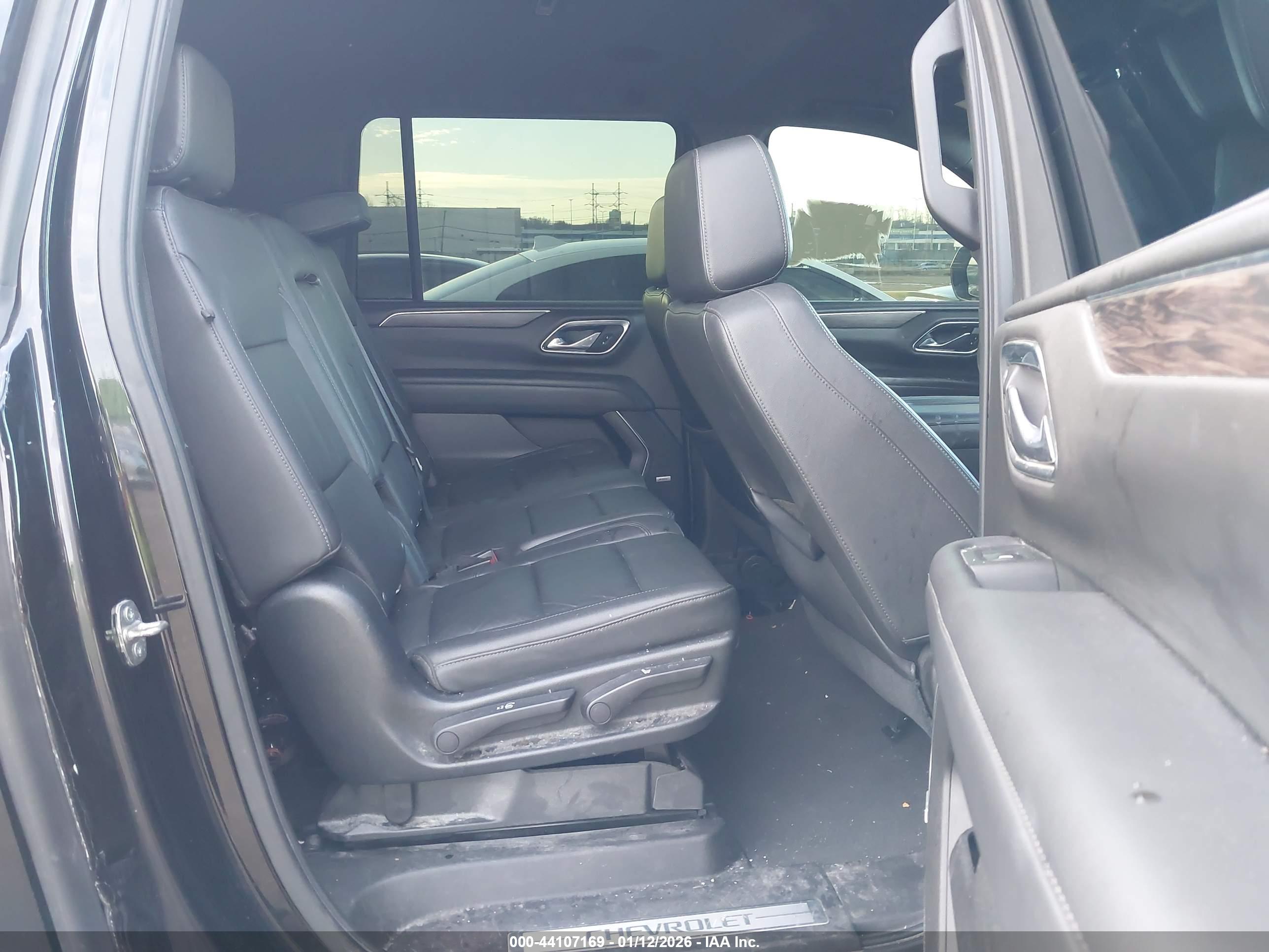 CHEVROLET SUBURBAN image 8