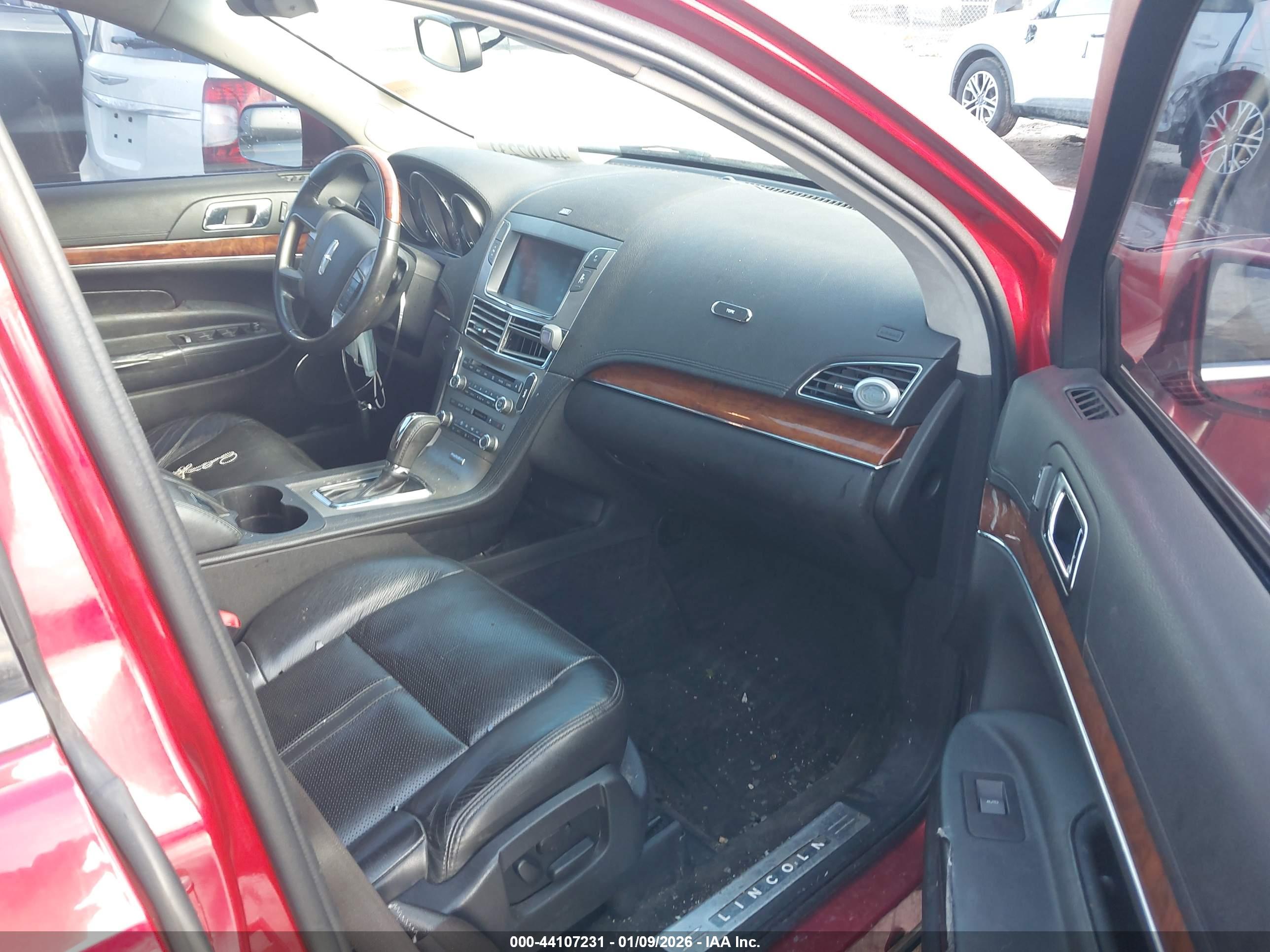 LINCOLN MKT image 5