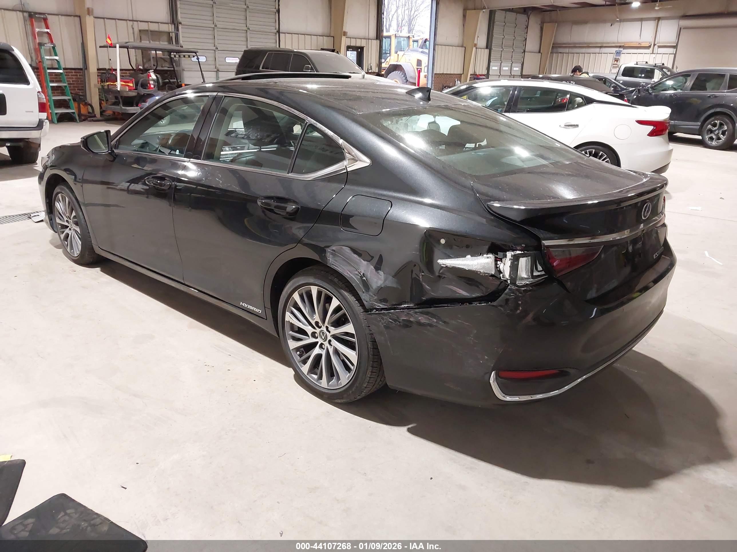 LEXUS ES image 3