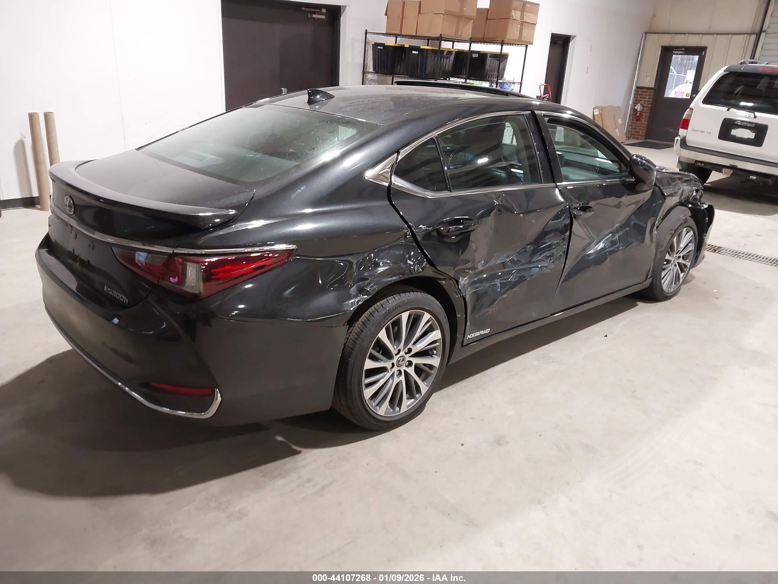 LEXUS ES image 4