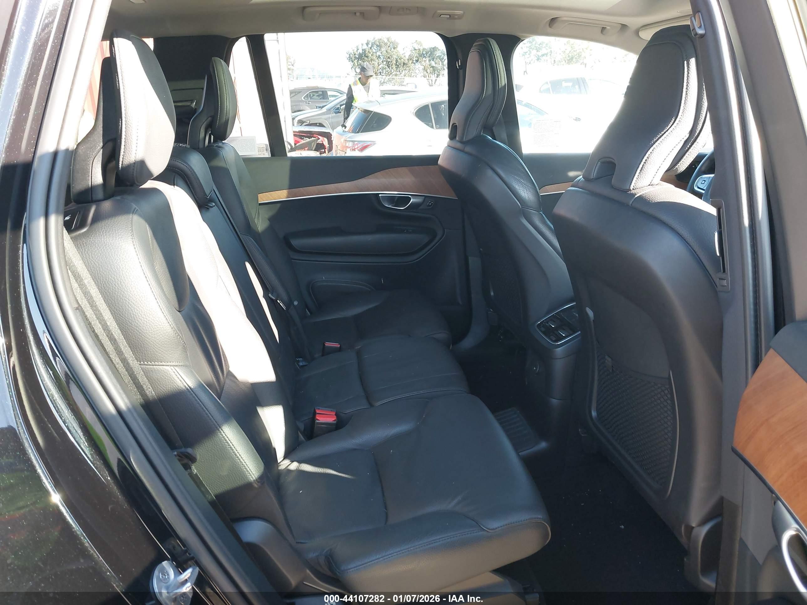 VOLVO XC90 image 8