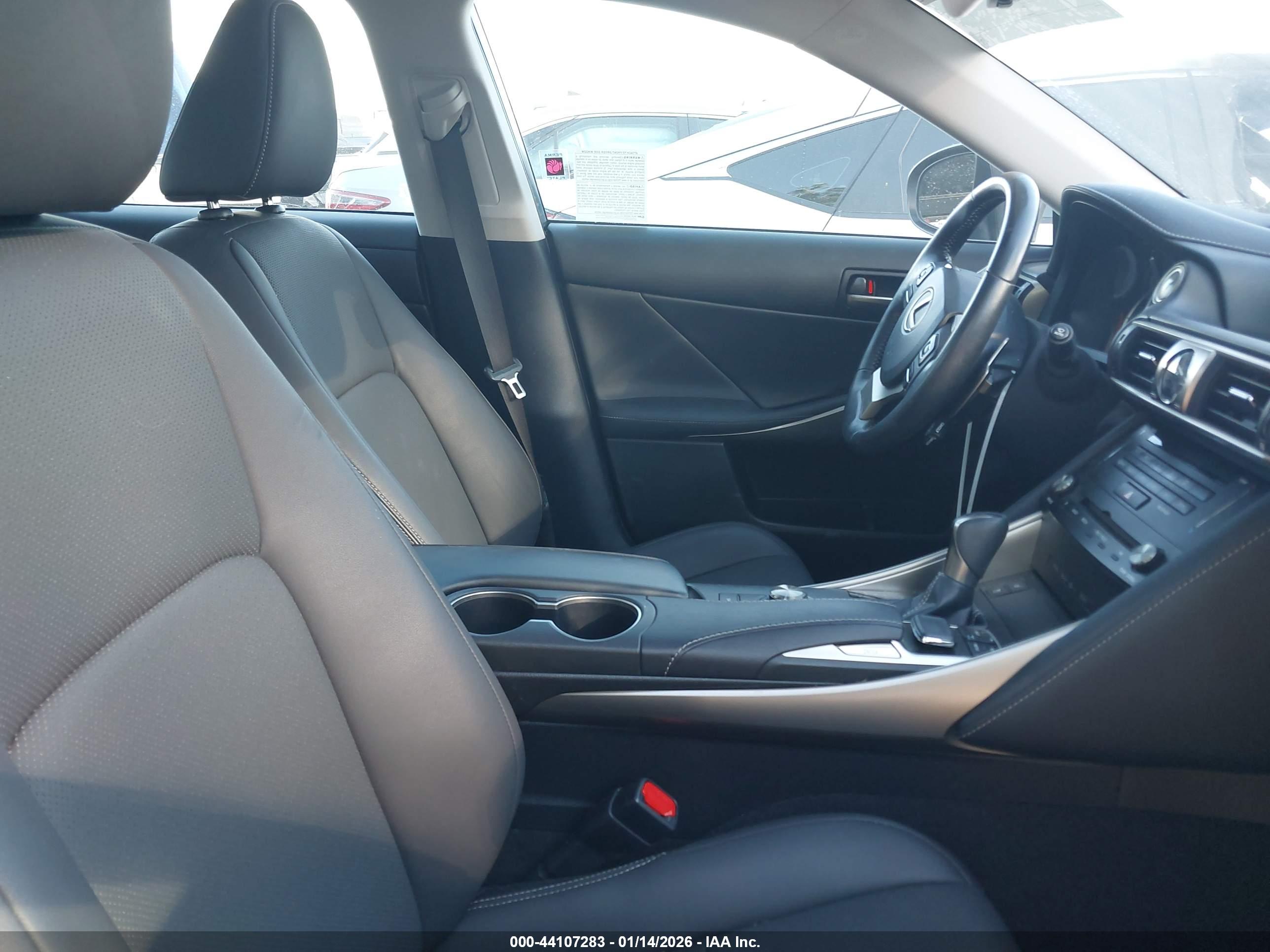 LEXUS IS image 5