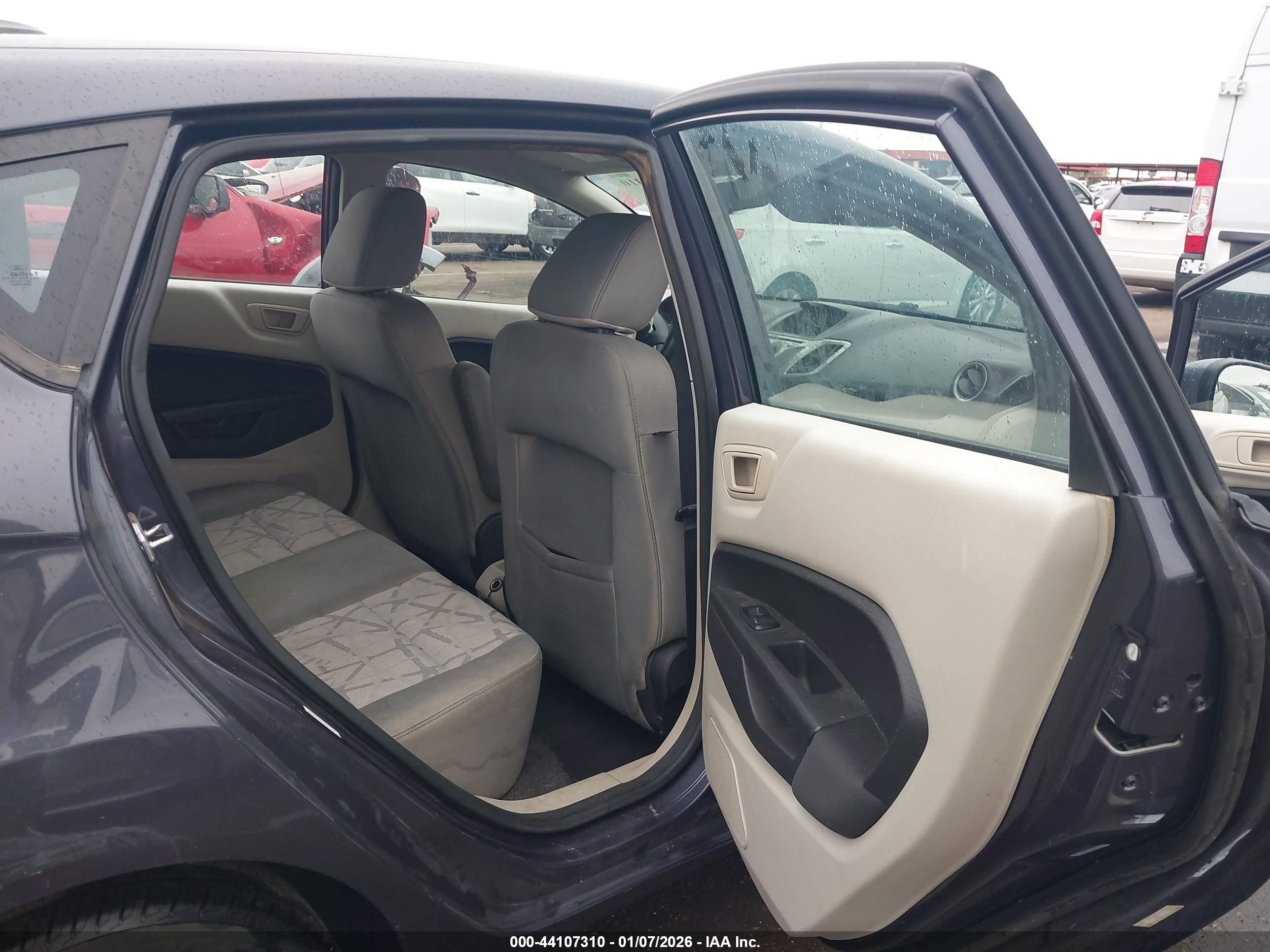 FORD FIESTA image 8