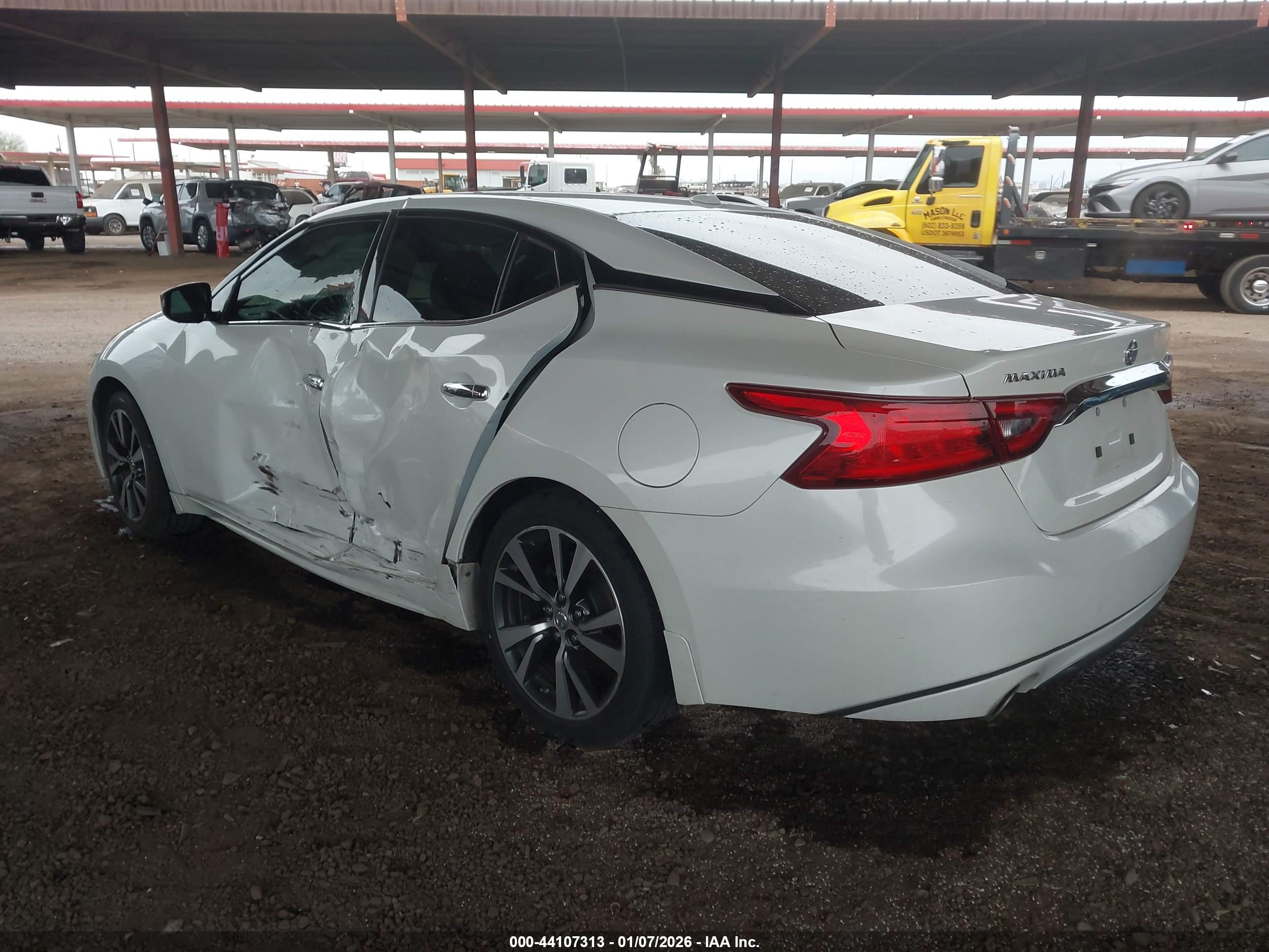 NISSAN MAXIMA image 3
