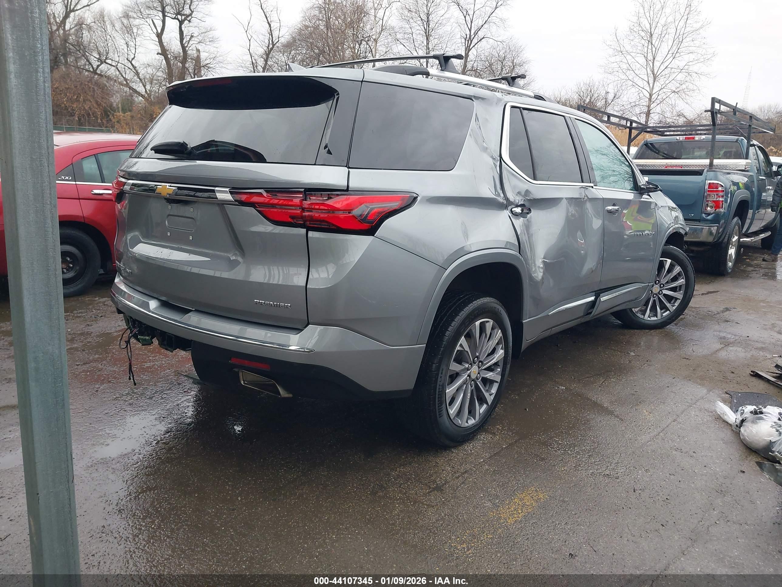 CHEVROLET TRAVERSE image 3