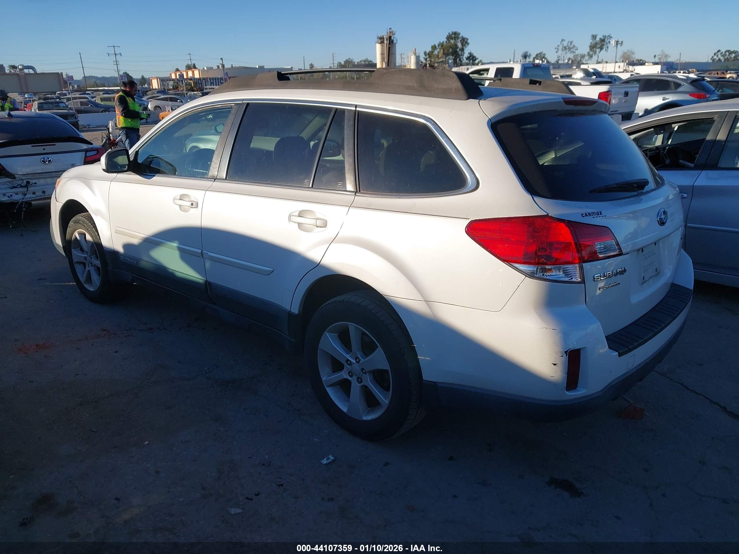 SUBARU OUTBACK image 3
