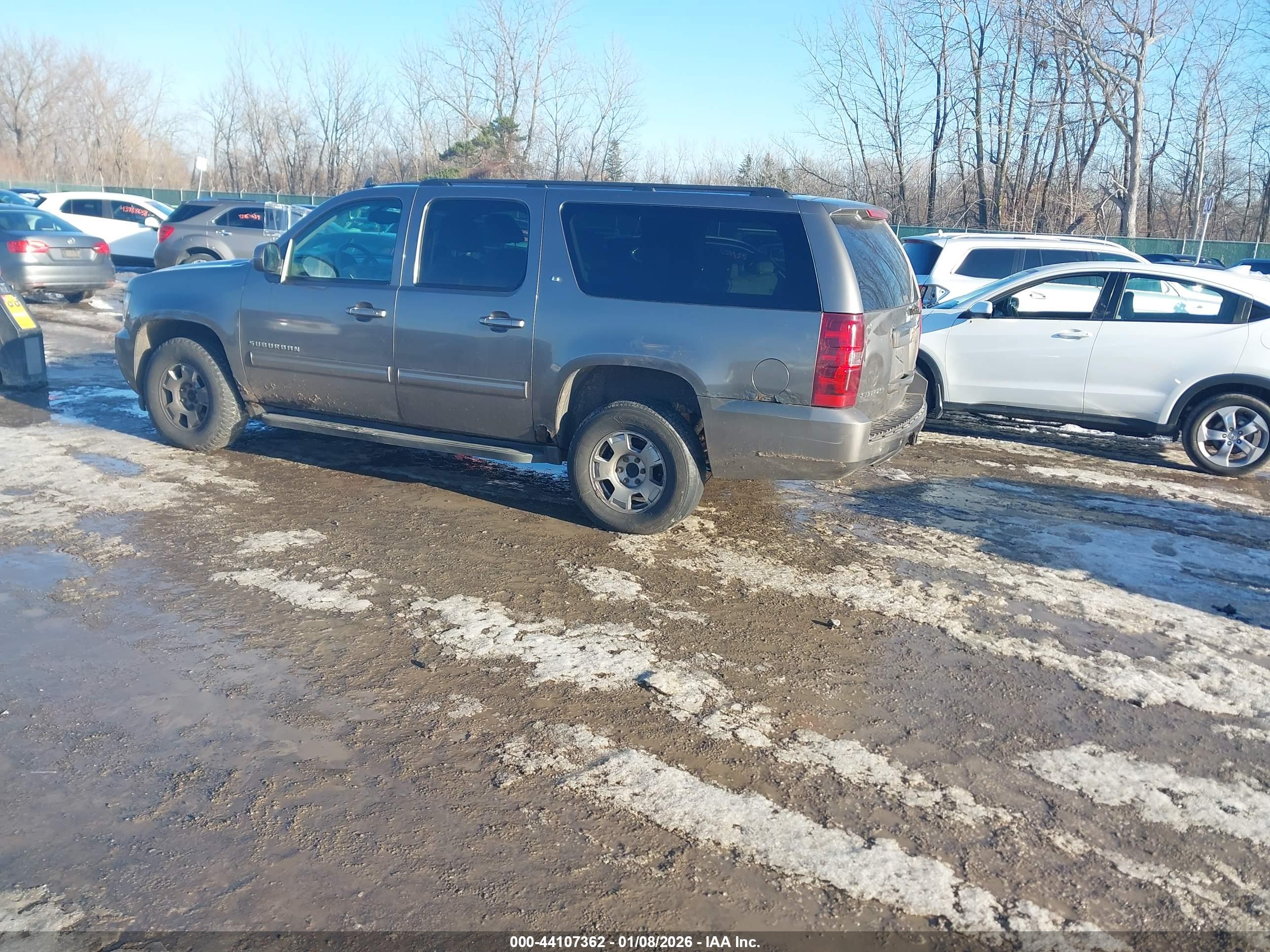 CHEVROLET SUBURBAN image 3