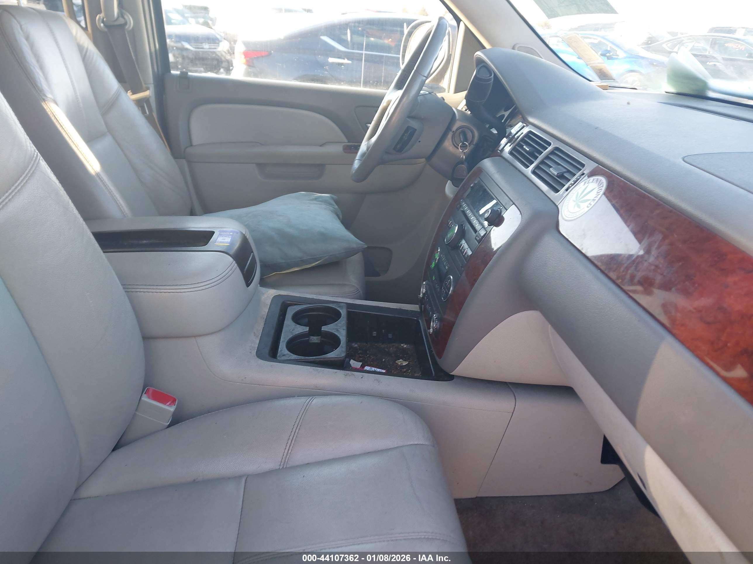 CHEVROLET SUBURBAN image 8