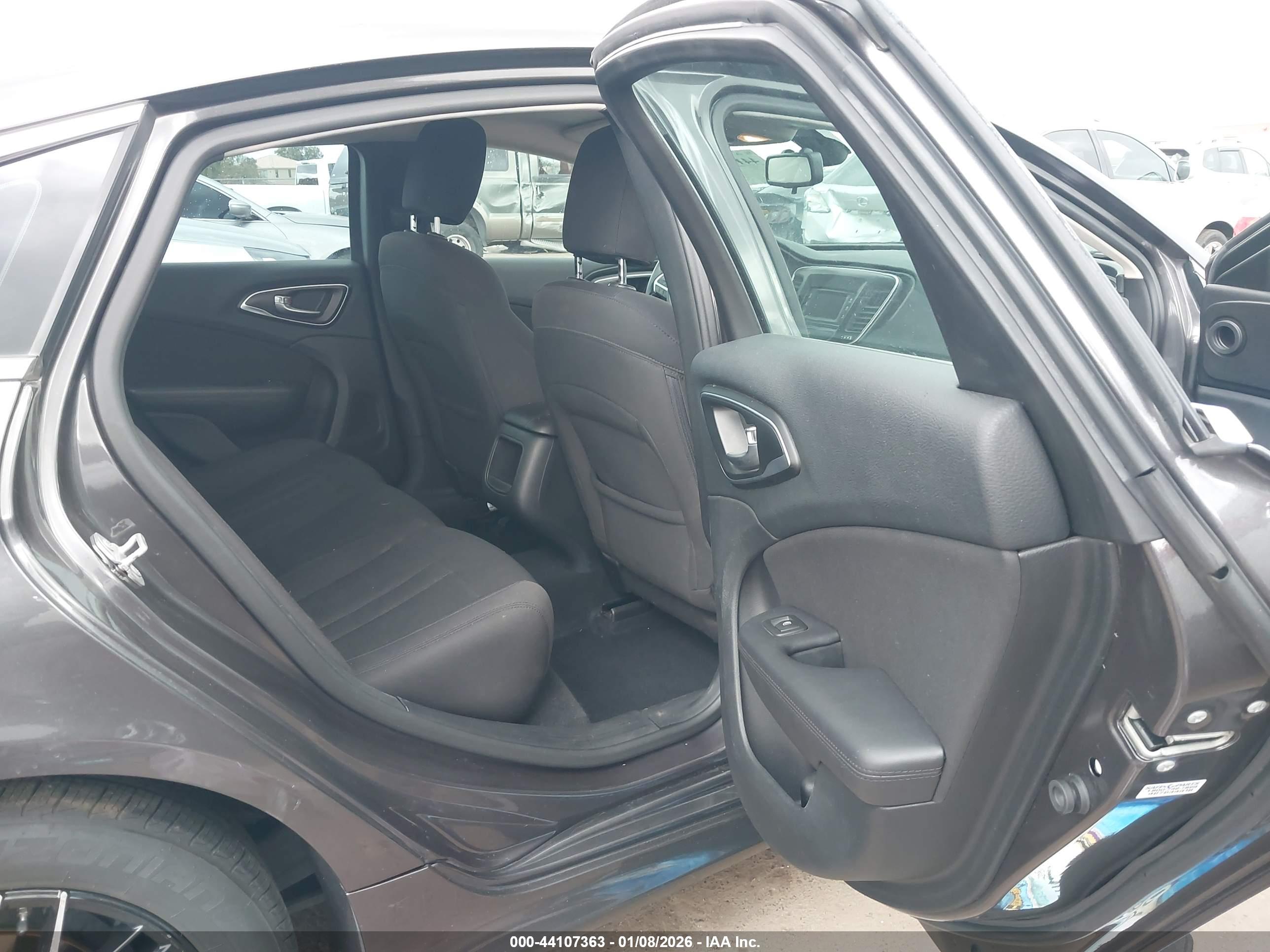 CHRYSLER 200 image 8