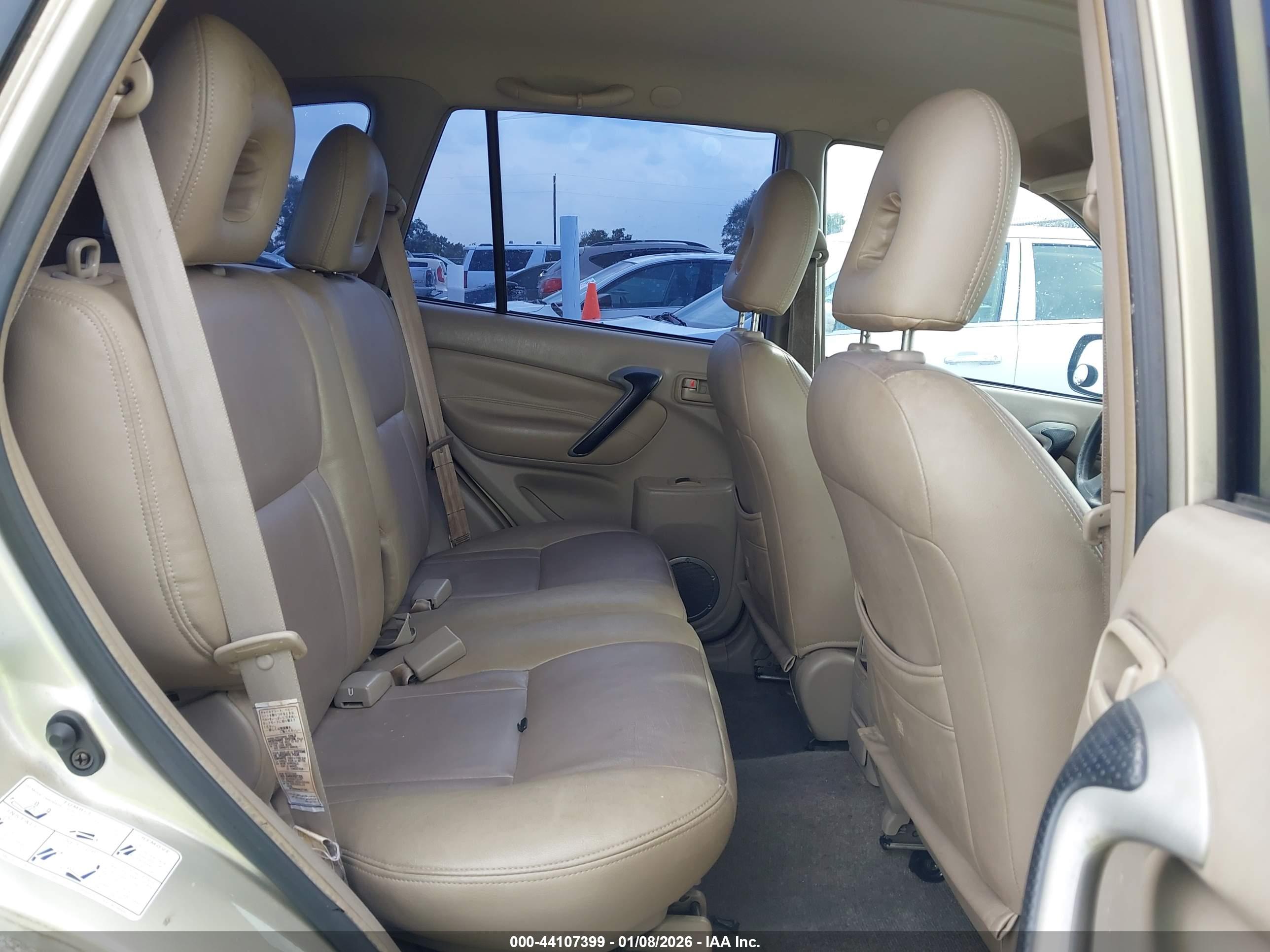 TOYOTA RAV4 image 8