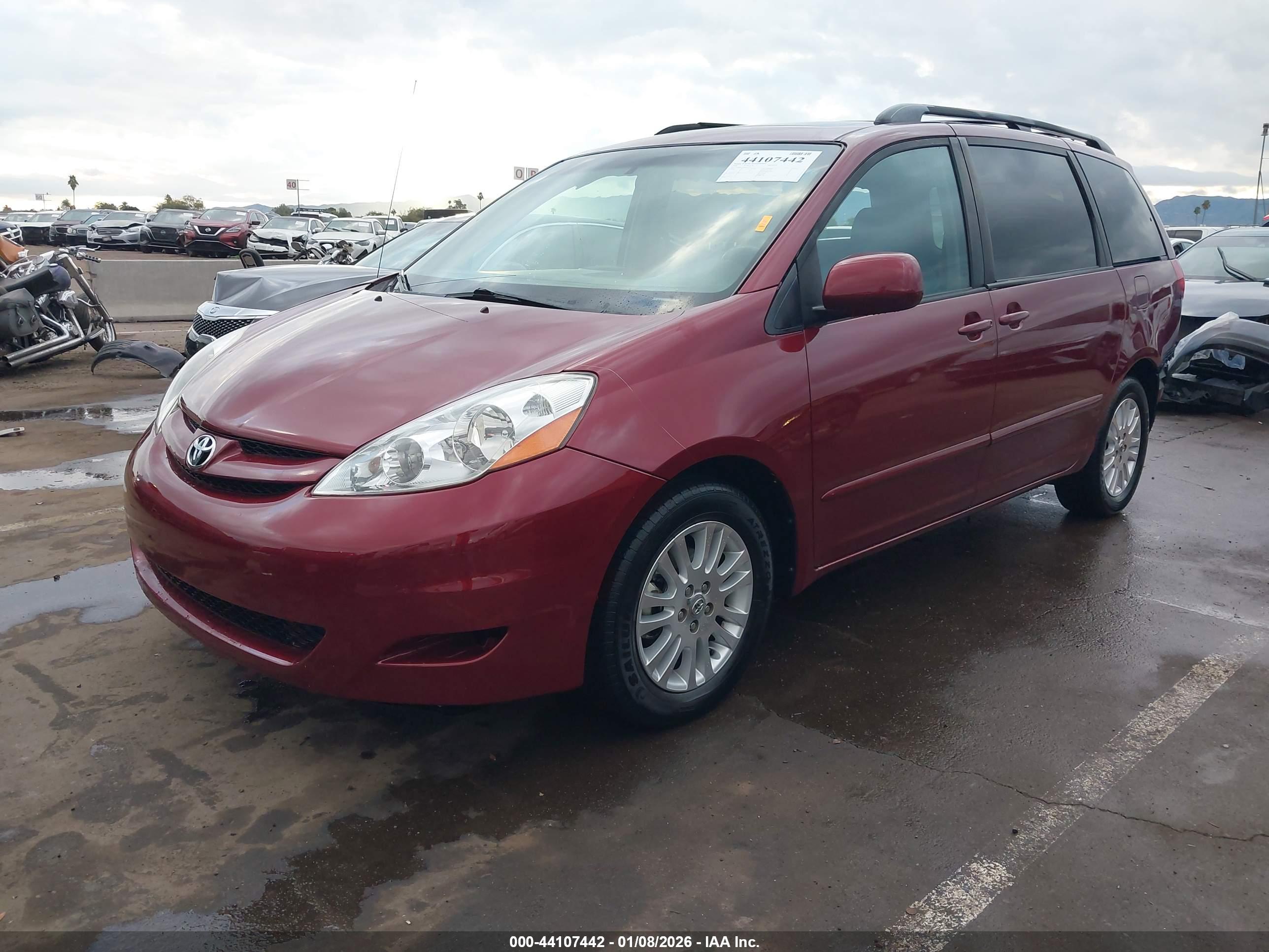TOYOTA SIENNA image 2