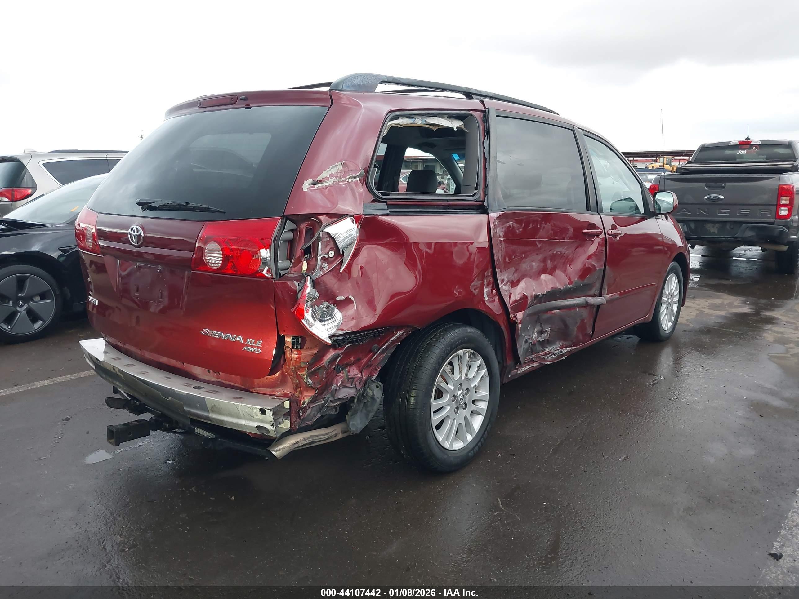 TOYOTA SIENNA image 4