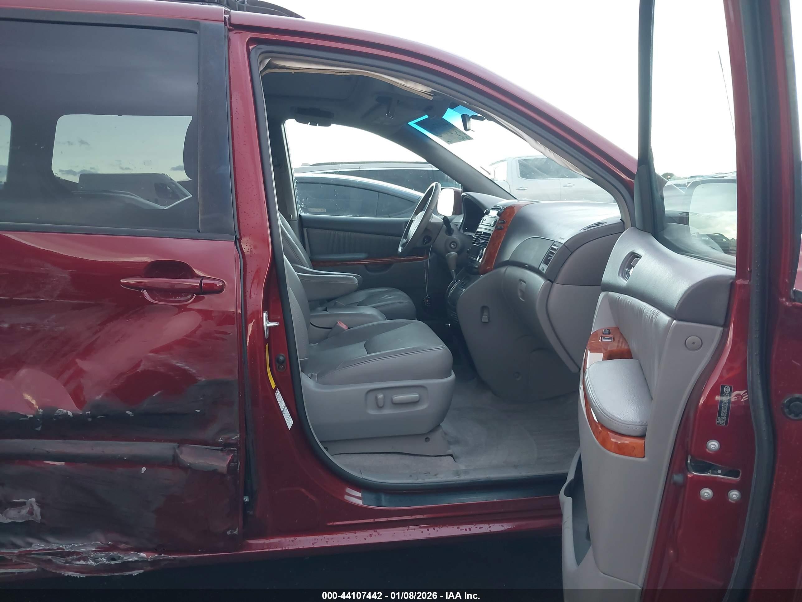 TOYOTA SIENNA image 5