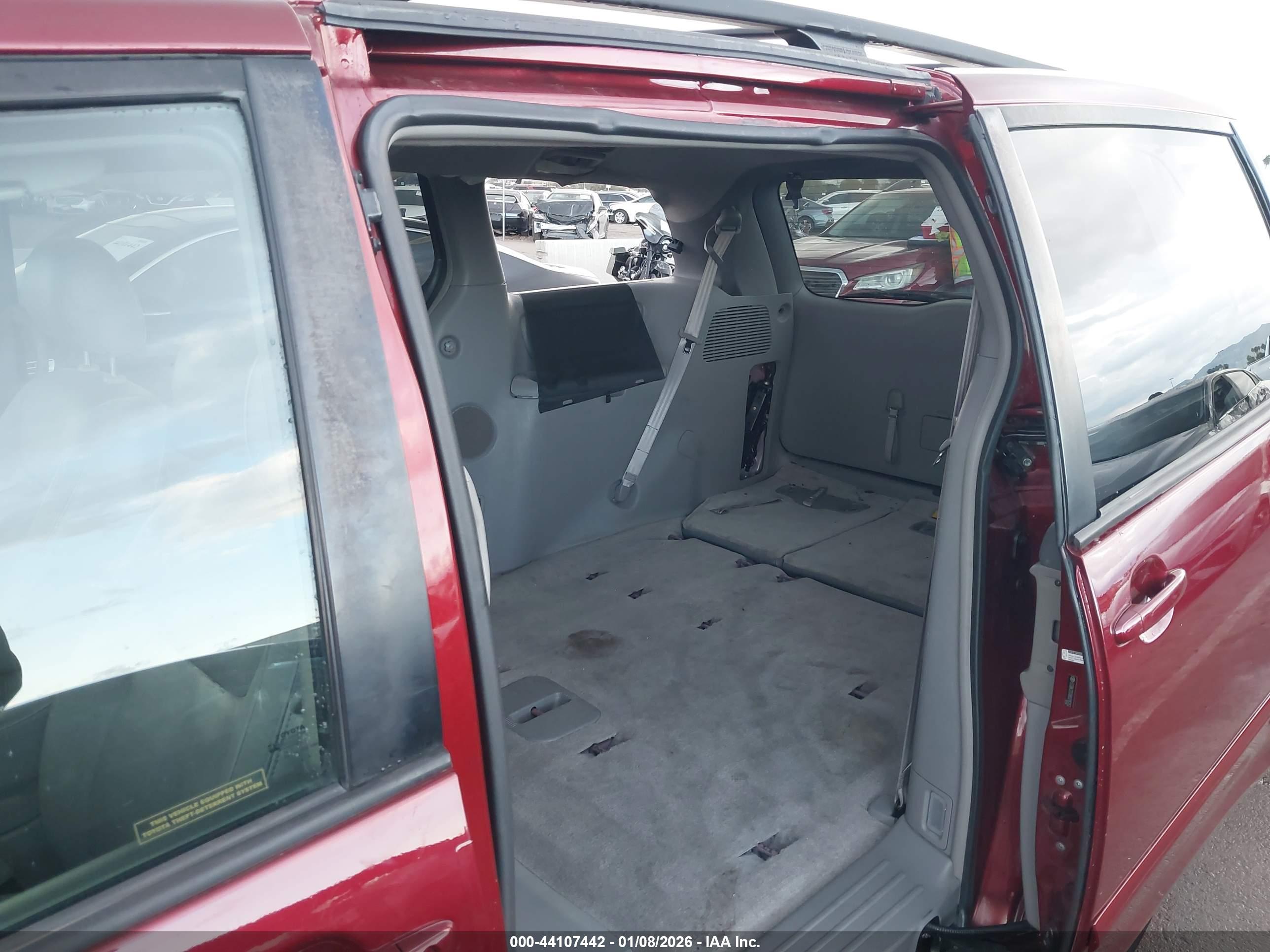 TOYOTA SIENNA image 8