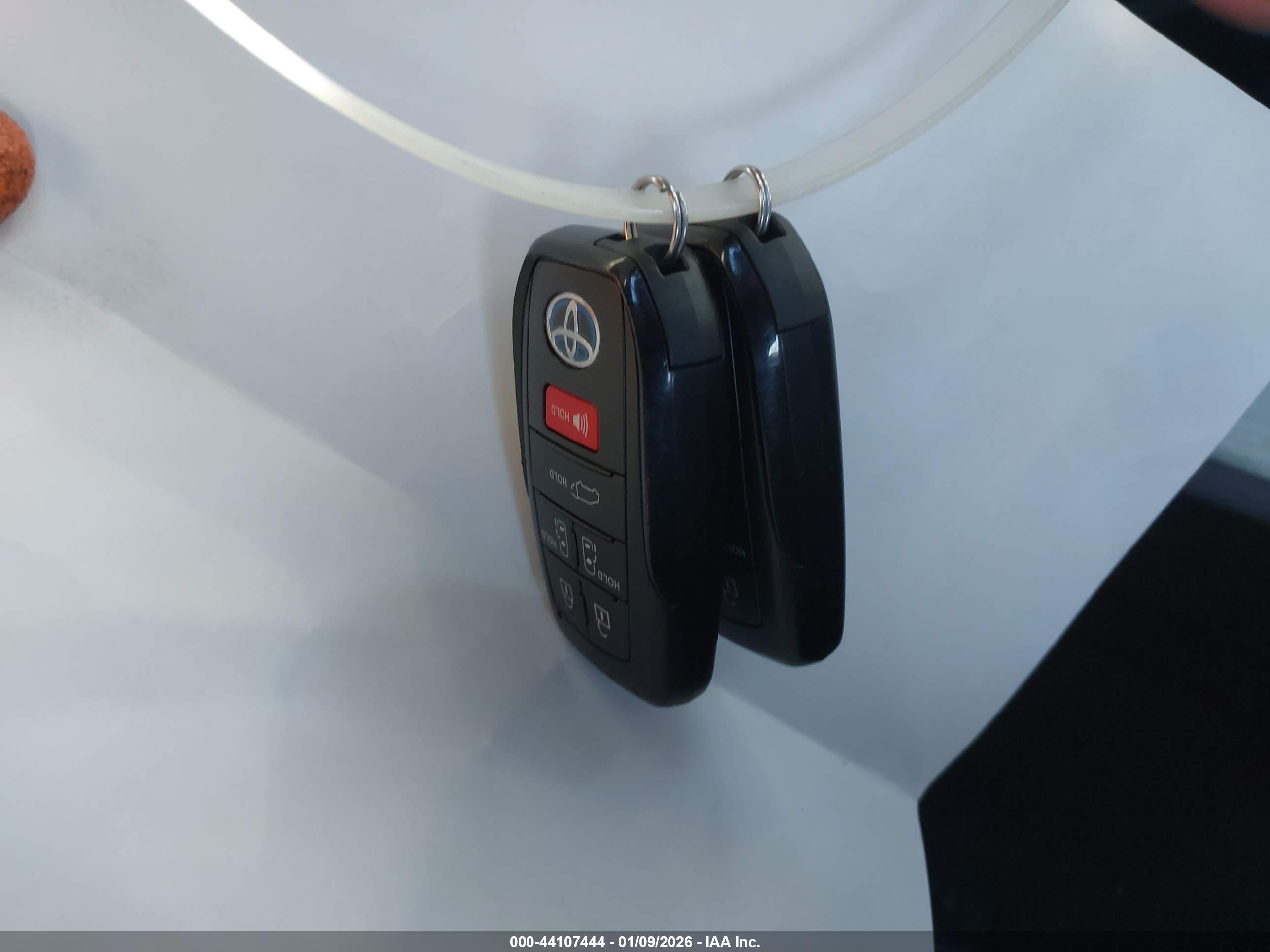 TOYOTA SIENNA image 11