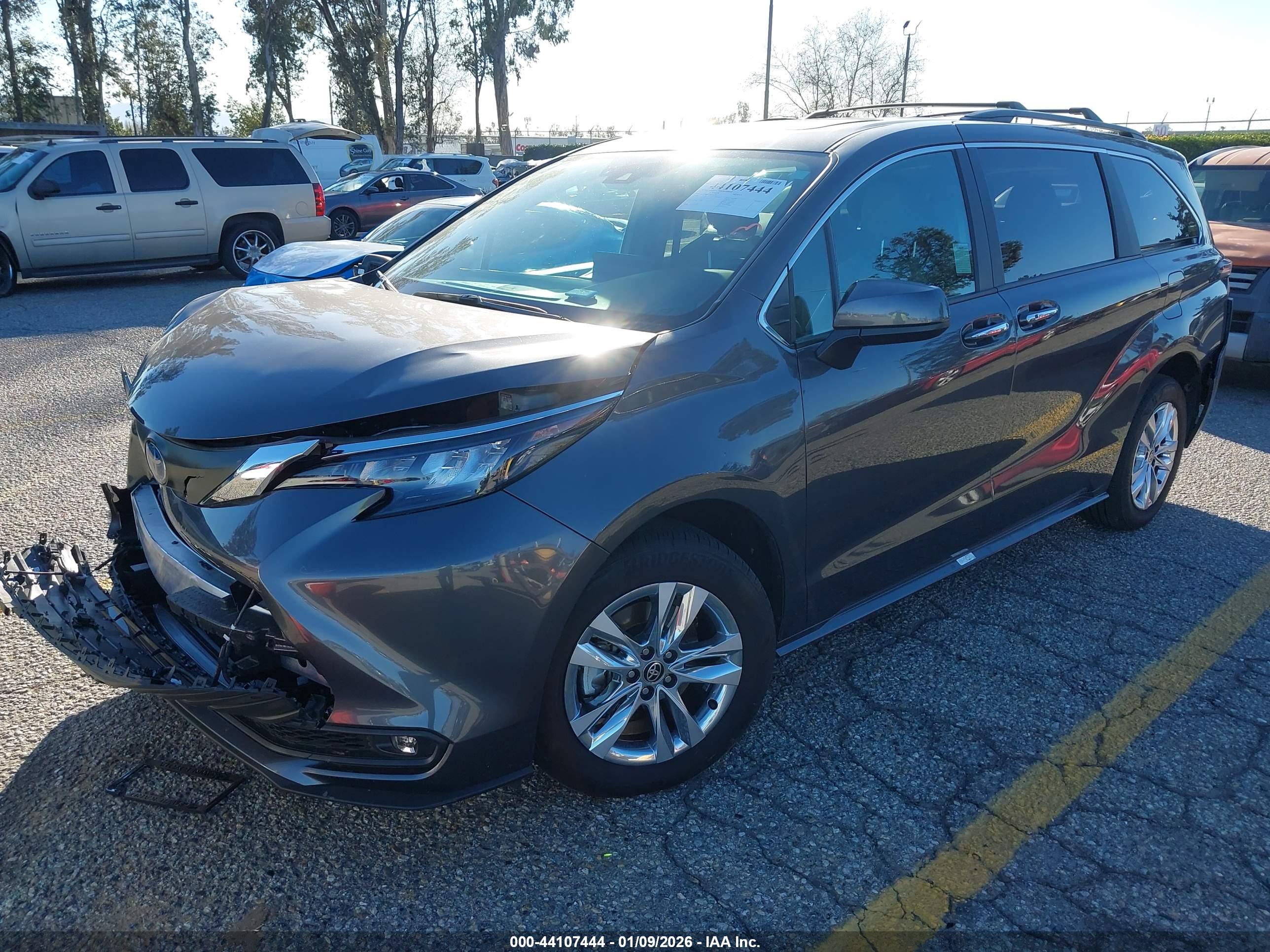 TOYOTA SIENNA image 2