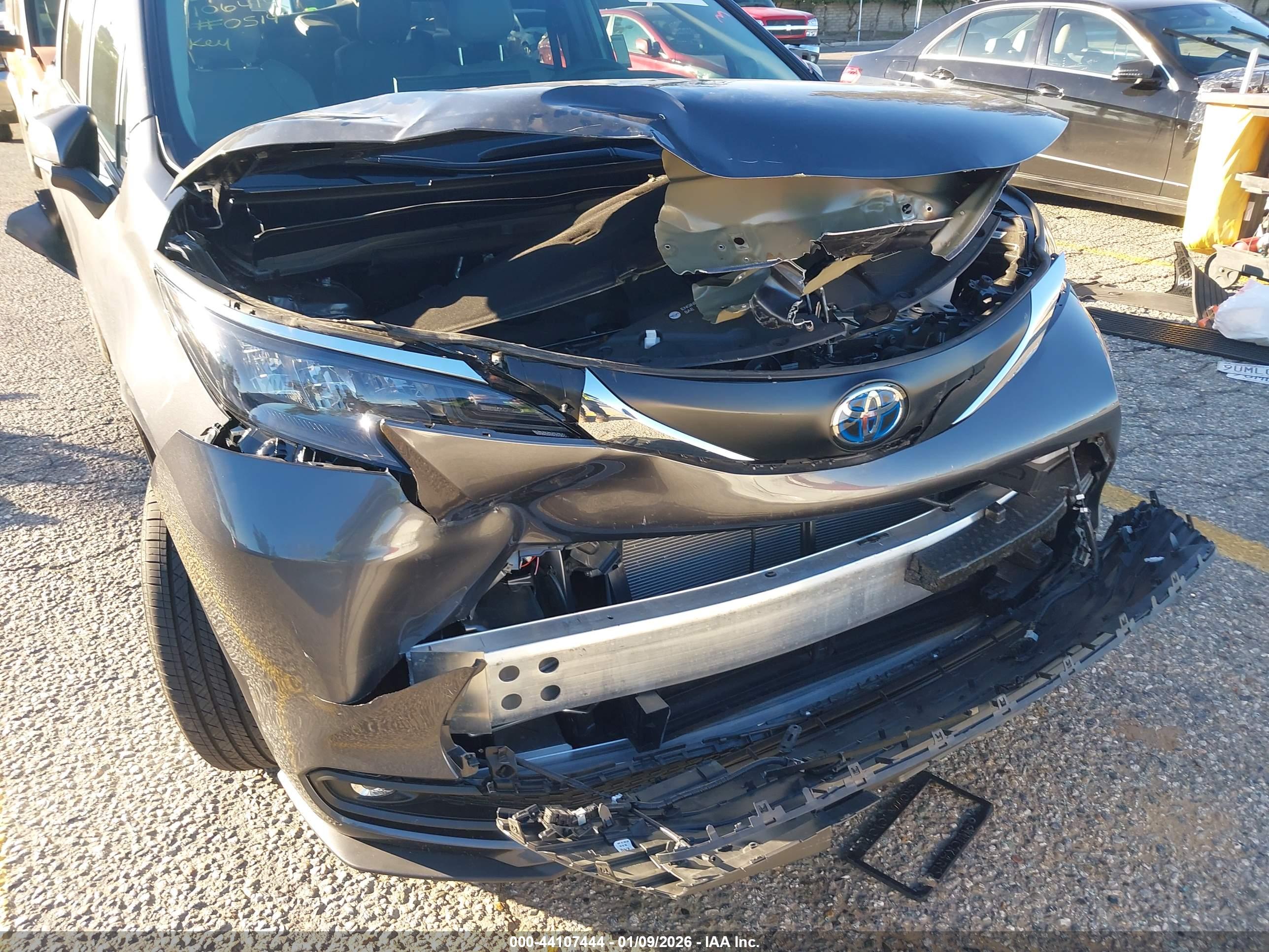 TOYOTA SIENNA image 6