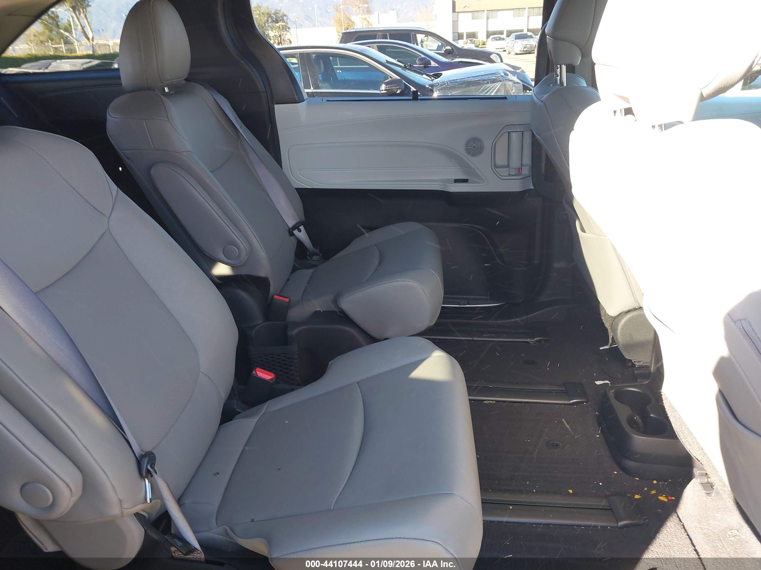 TOYOTA SIENNA image 8