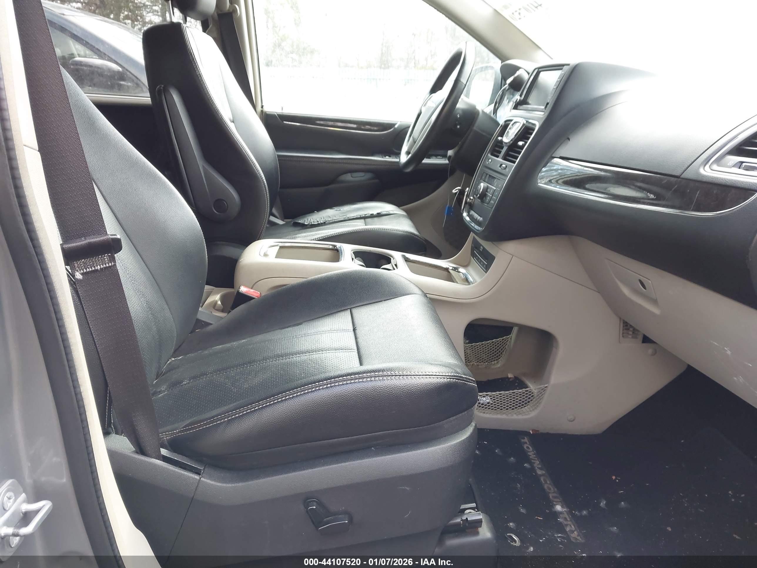 CHRYSLER TOWN image 5