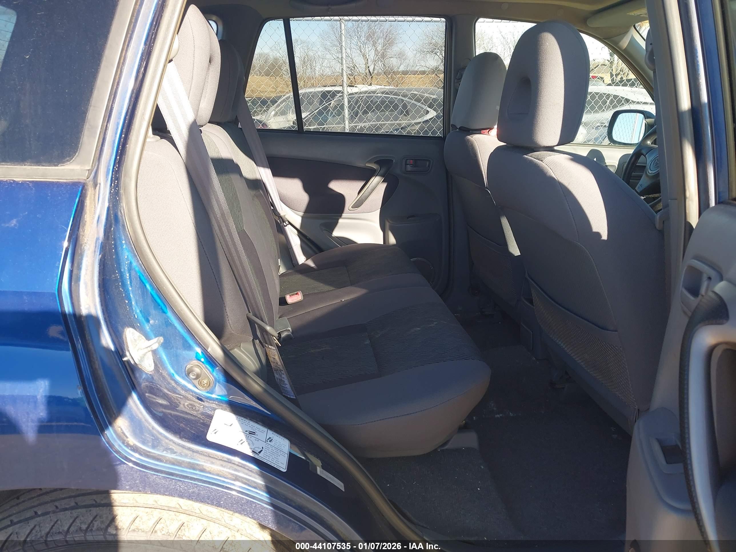 TOYOTA RAV4 image 8