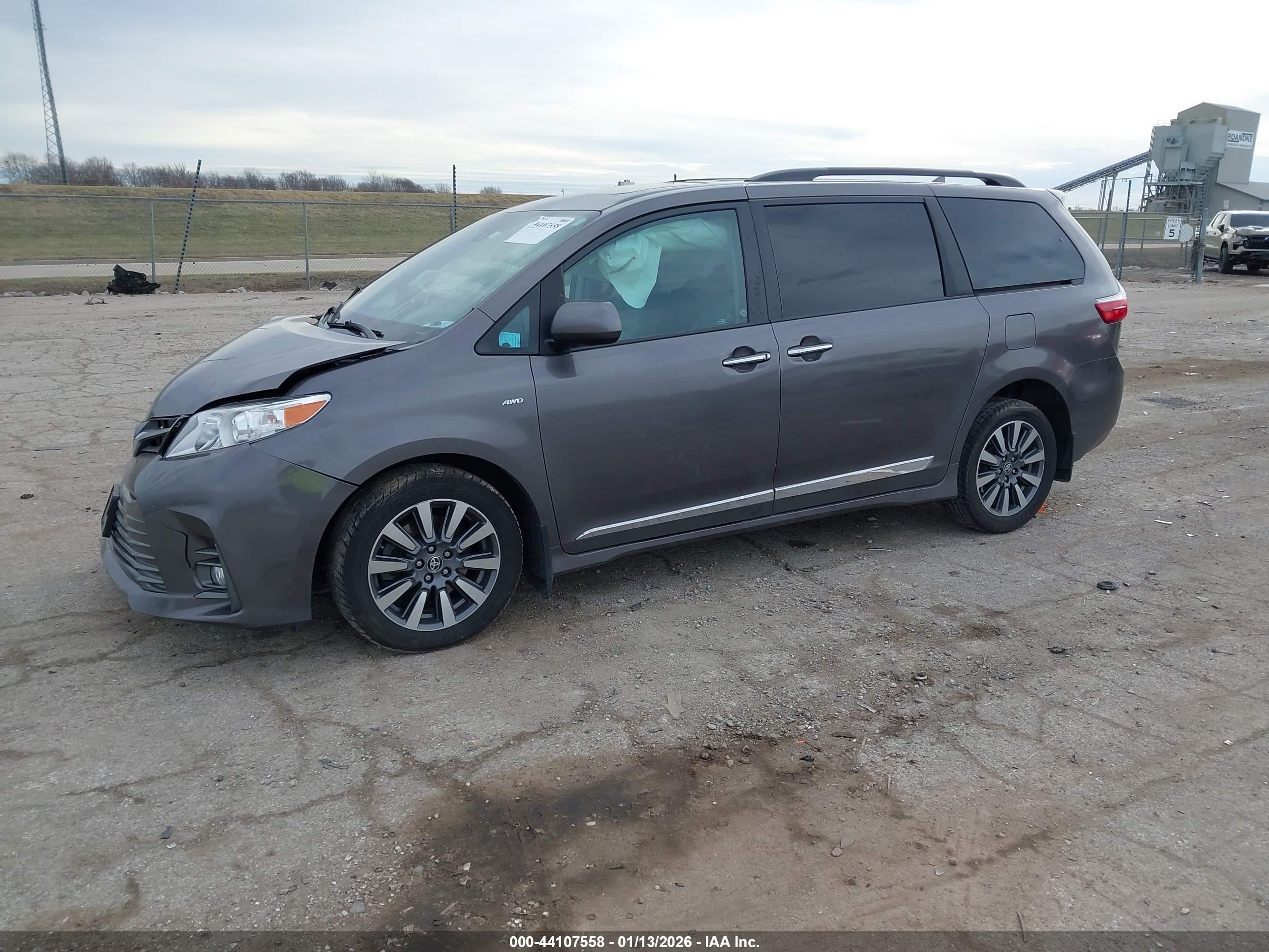 TOYOTA SIENNA image 2