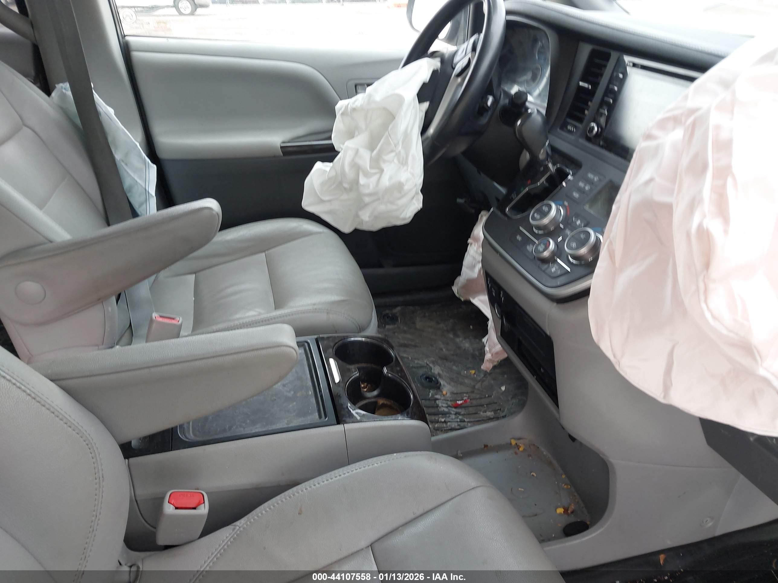 TOYOTA SIENNA image 5