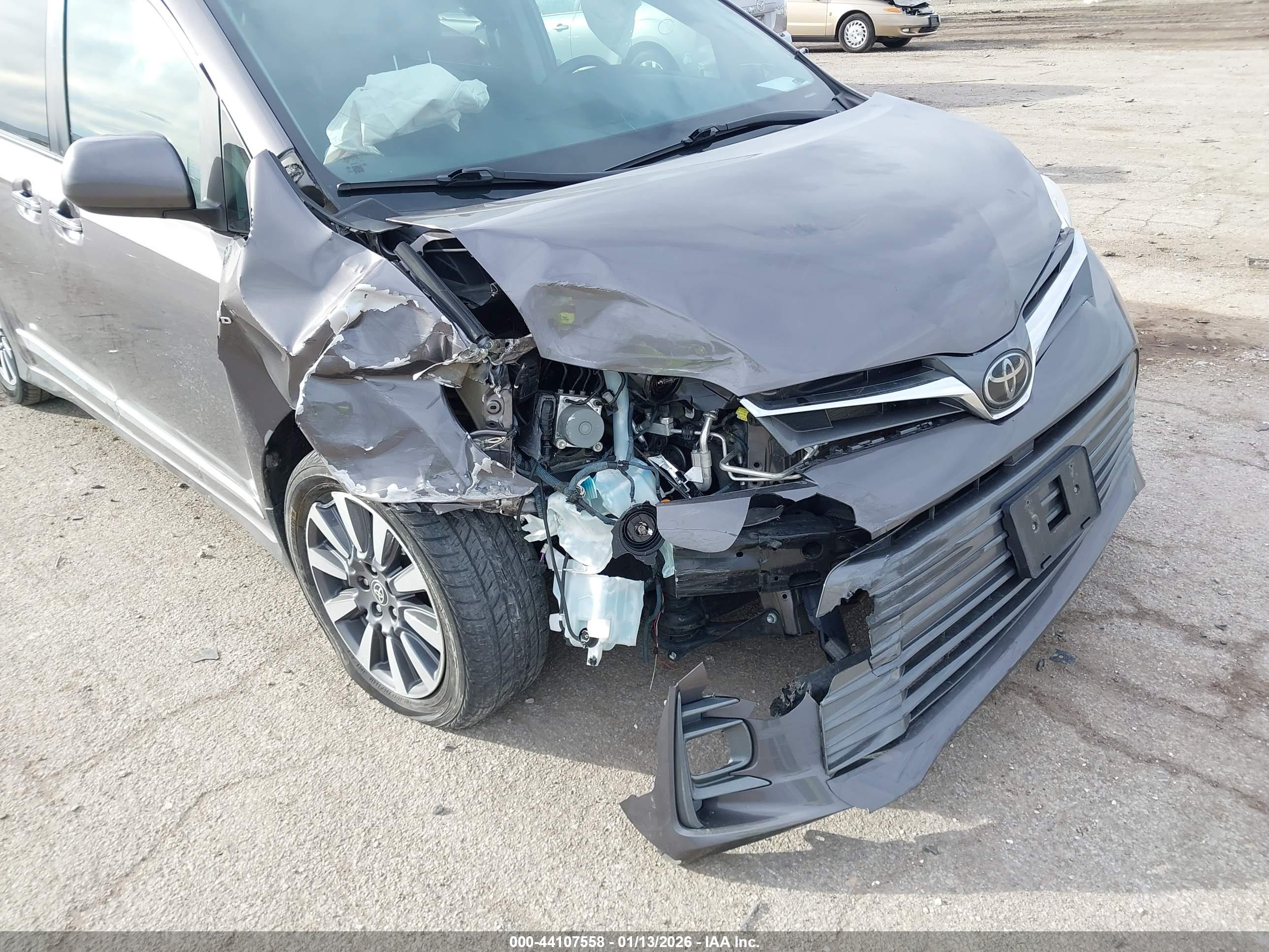 TOYOTA SIENNA image 6