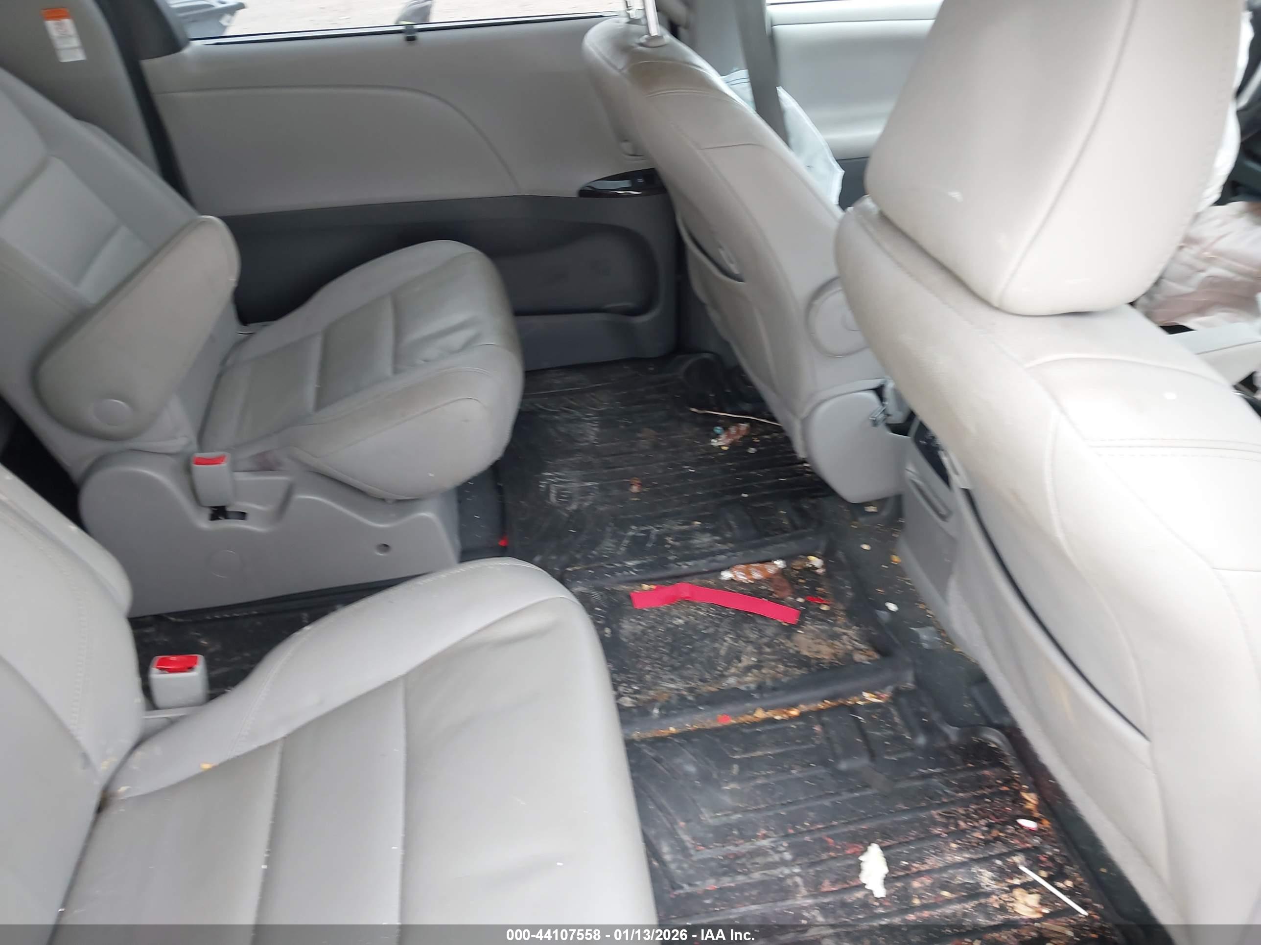 TOYOTA SIENNA image 8