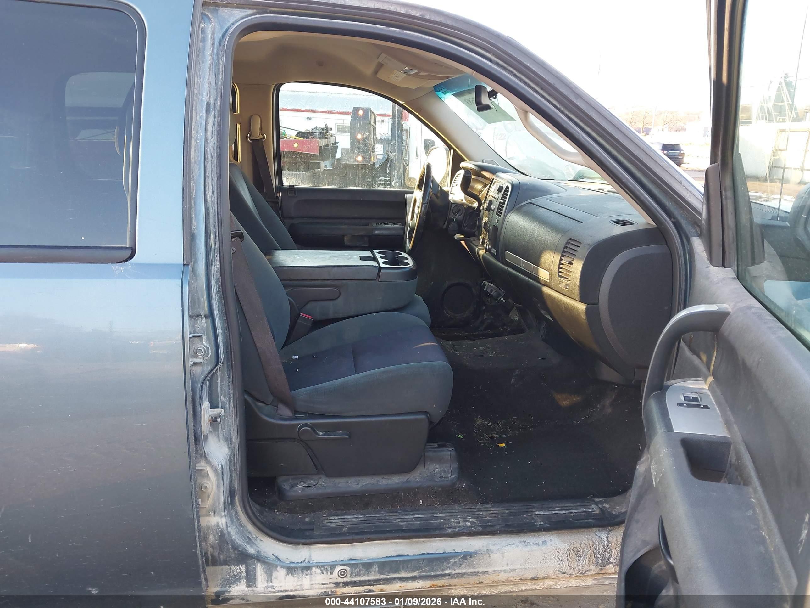 CHEVROLET SILVERADO image 5