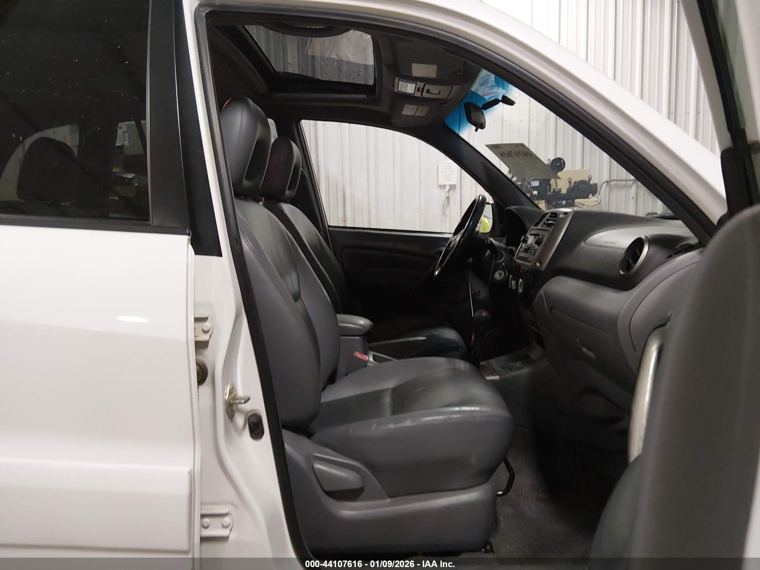 TOYOTA RAV4 image 5