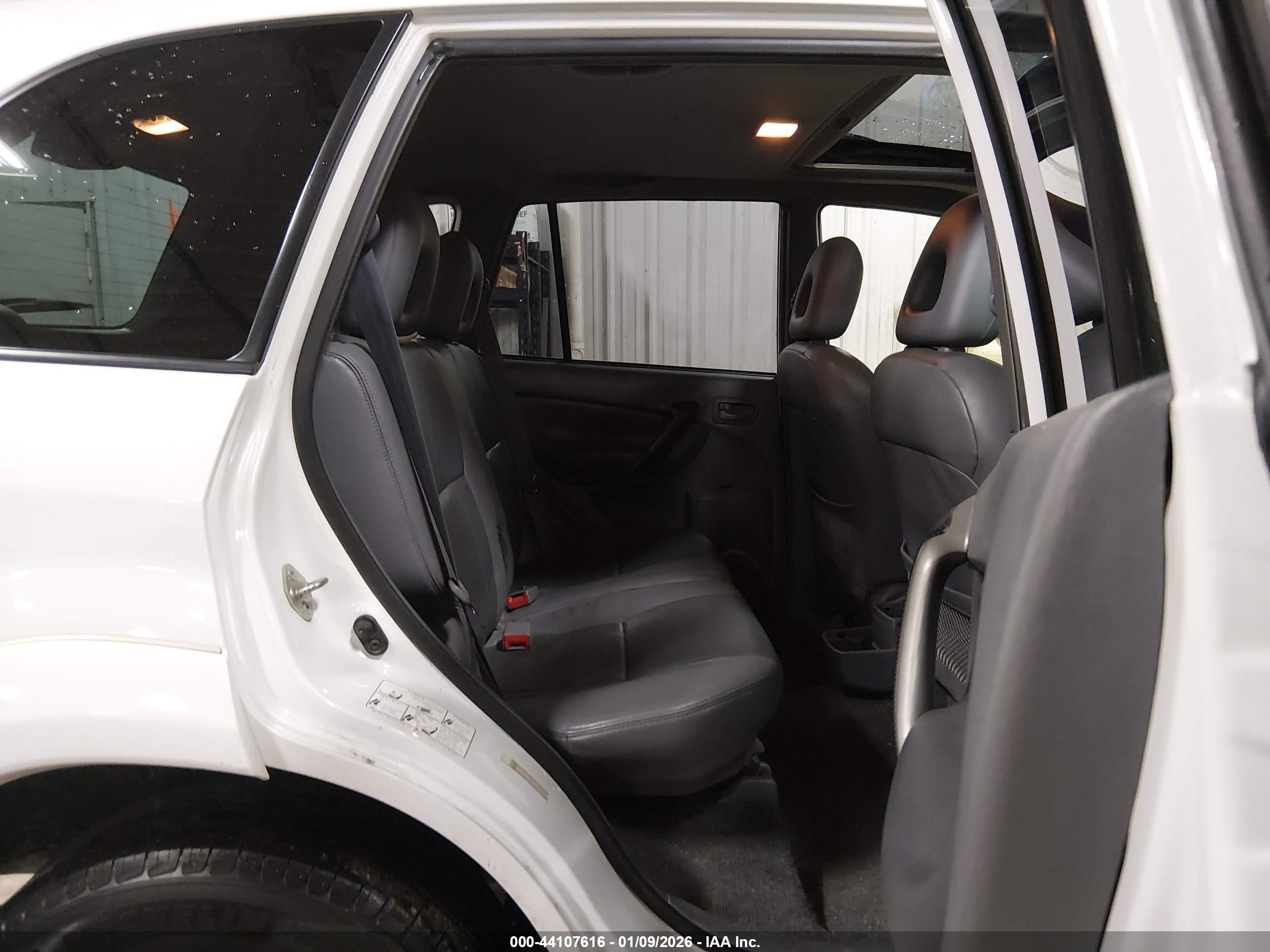 TOYOTA RAV4 image 8