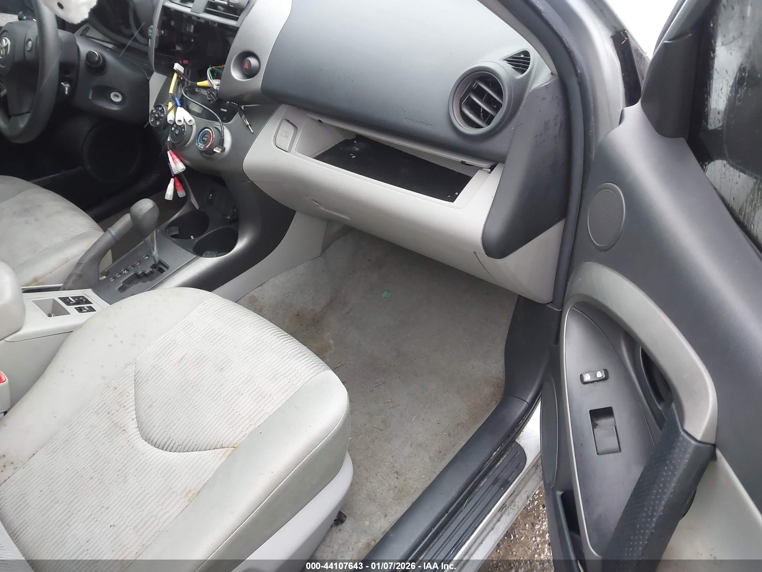 TOYOTA RAV4 image 5