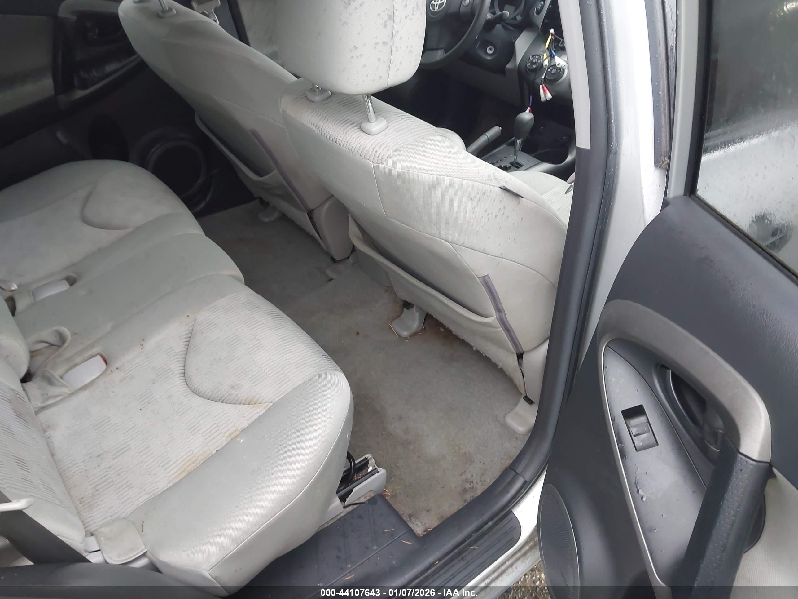 TOYOTA RAV4 image 8