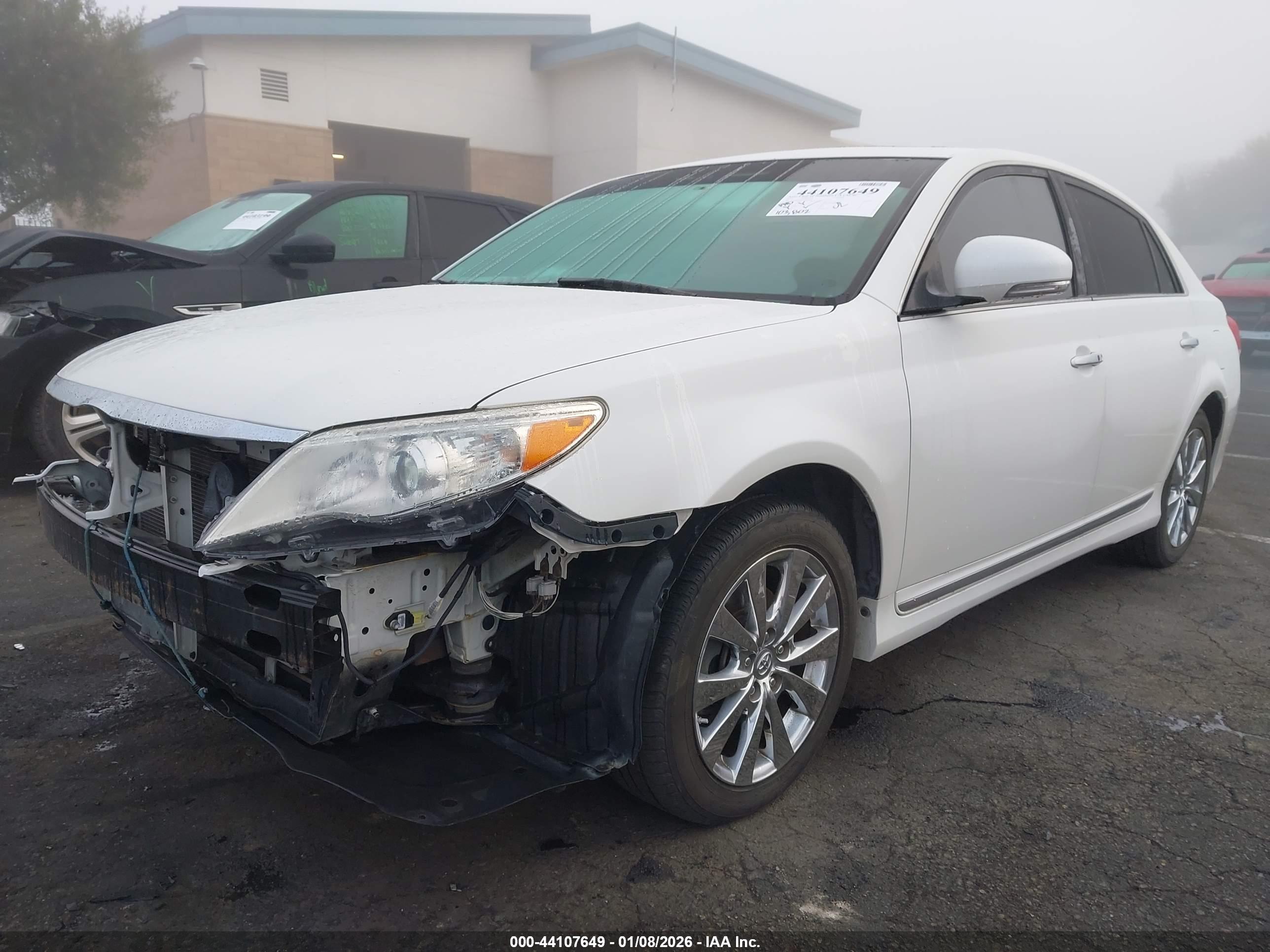 TOYOTA AVALON image 2