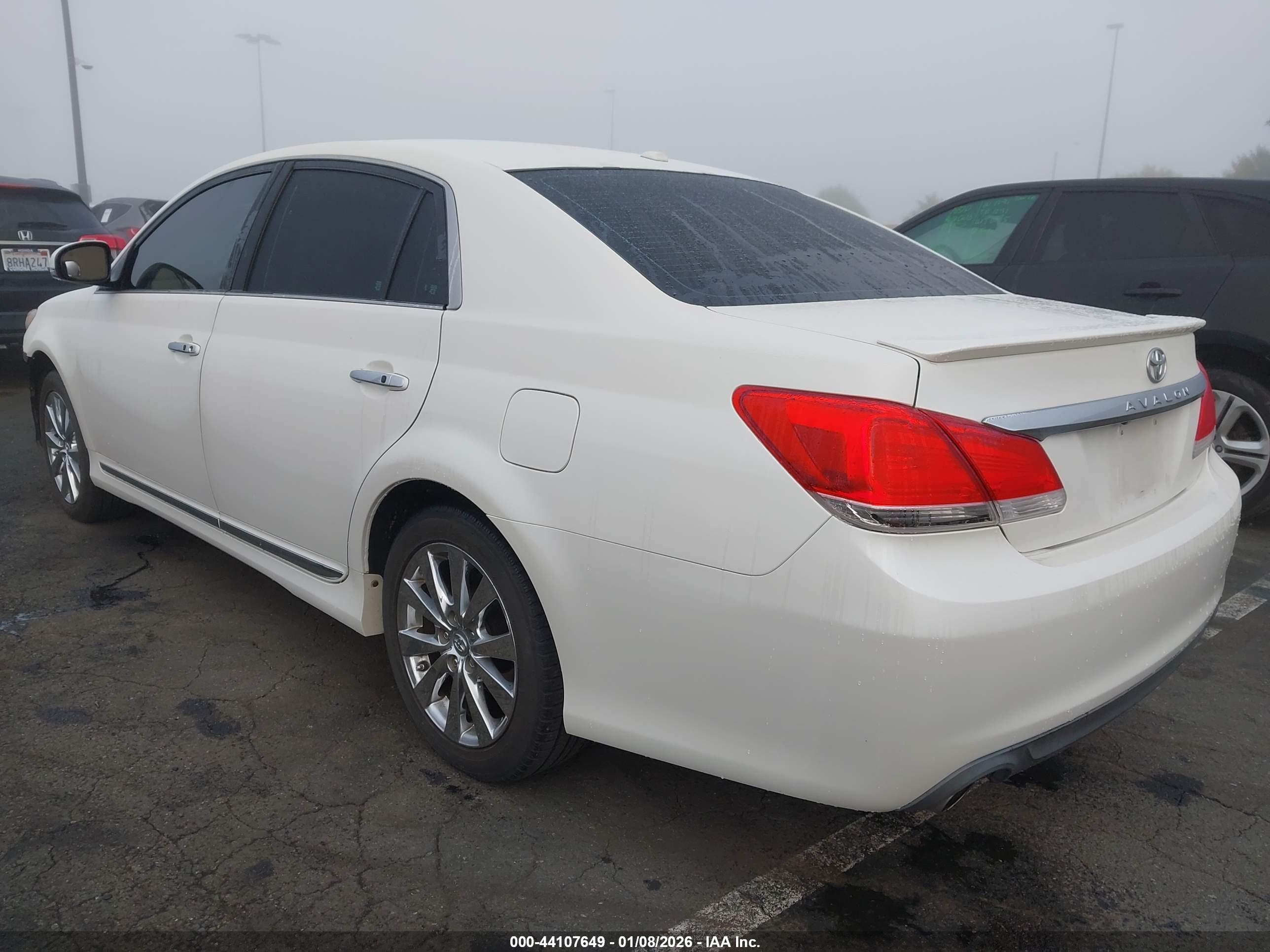 TOYOTA AVALON image 3