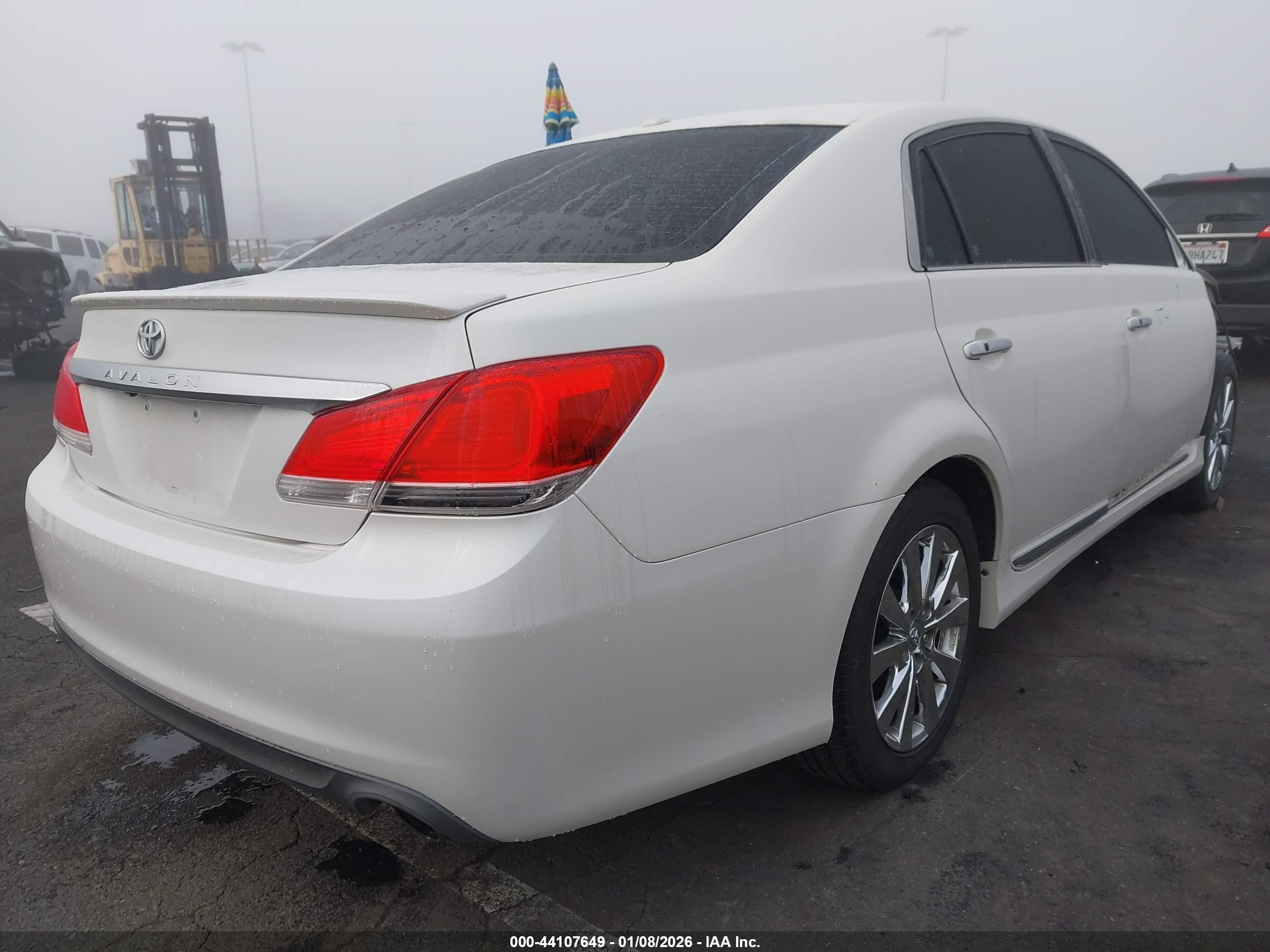 TOYOTA AVALON image 4