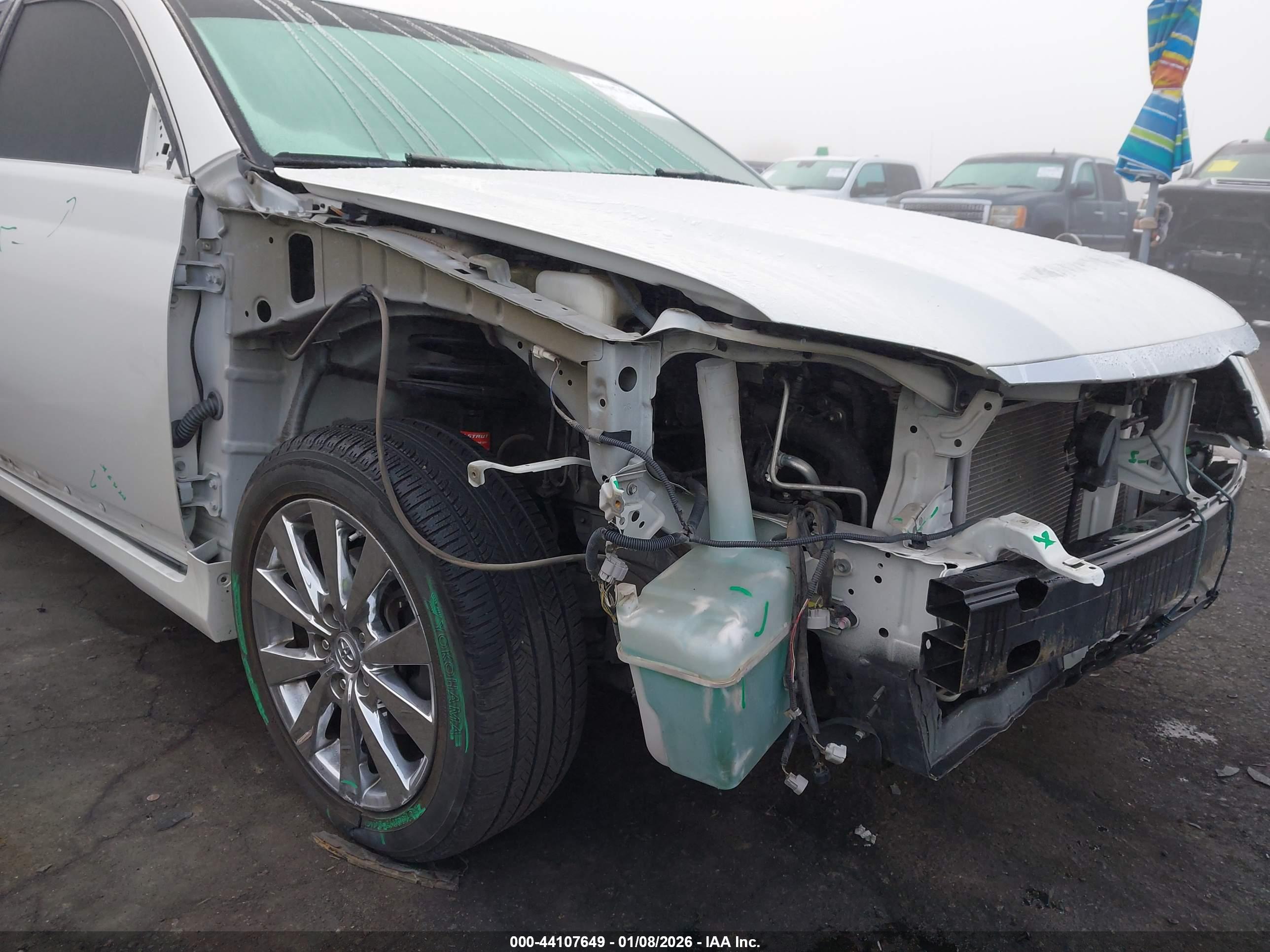 TOYOTA AVALON image 6