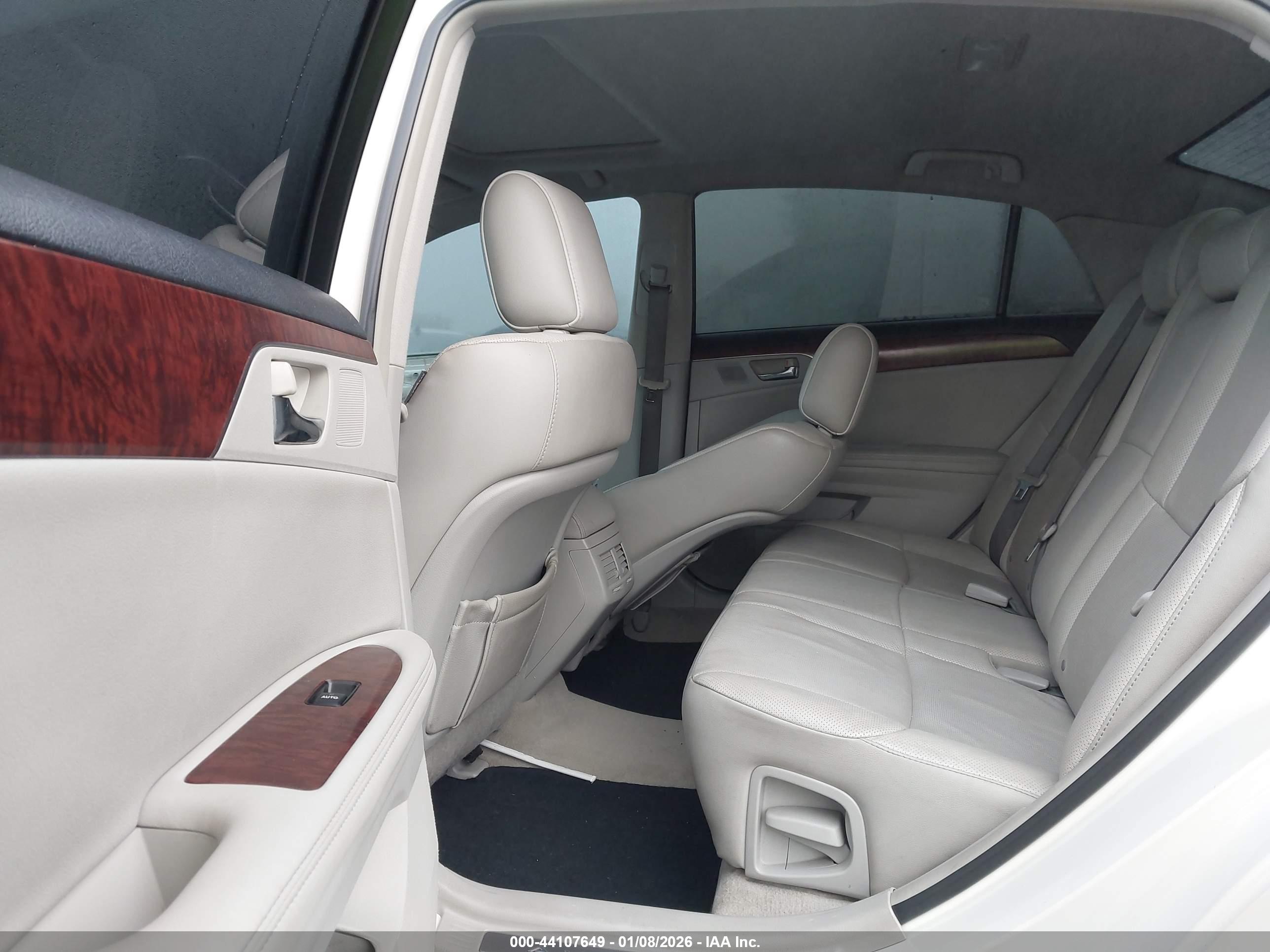 TOYOTA AVALON image 8