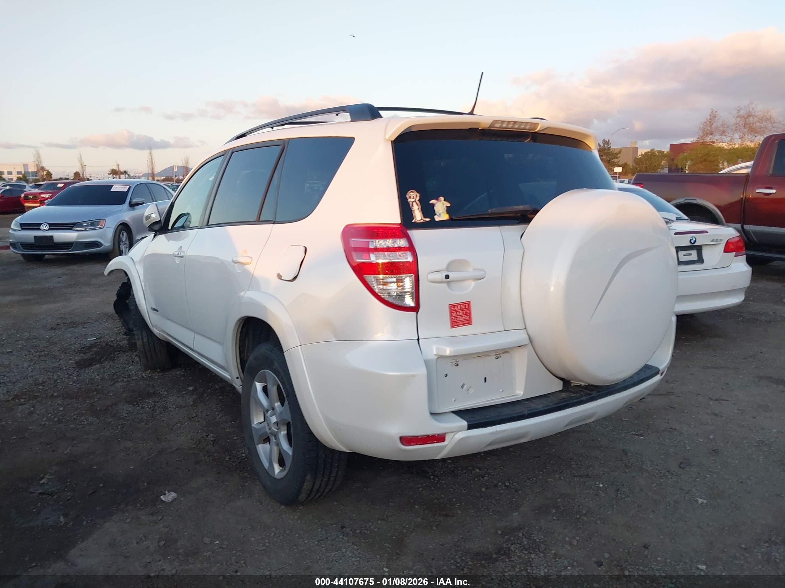 TOYOTA RAV4 image 3