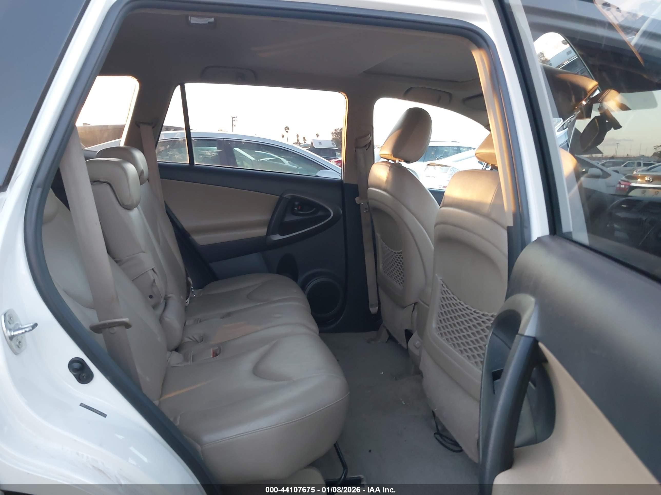 TOYOTA RAV4 image 8
