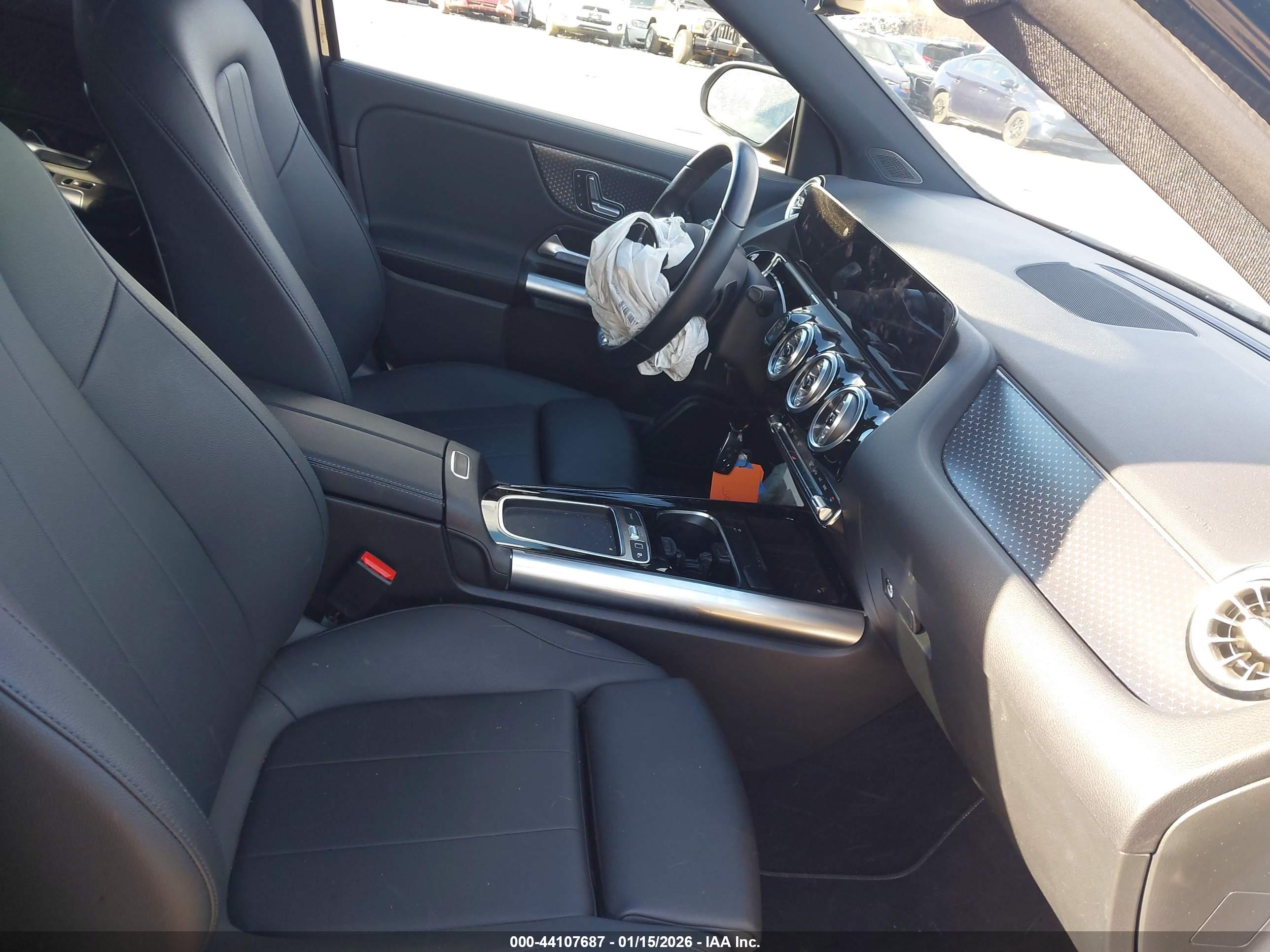 MERCEDES-BENZ GLA image 5