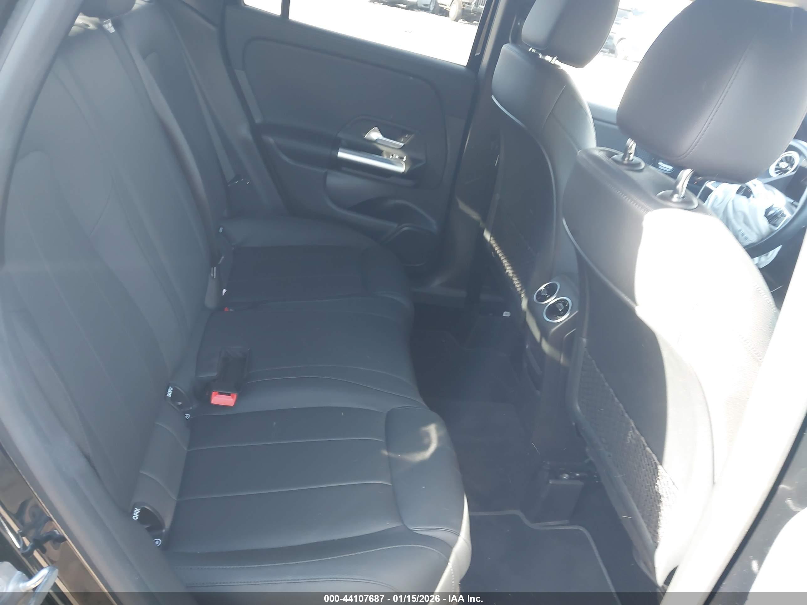 MERCEDES-BENZ GLA image 8
