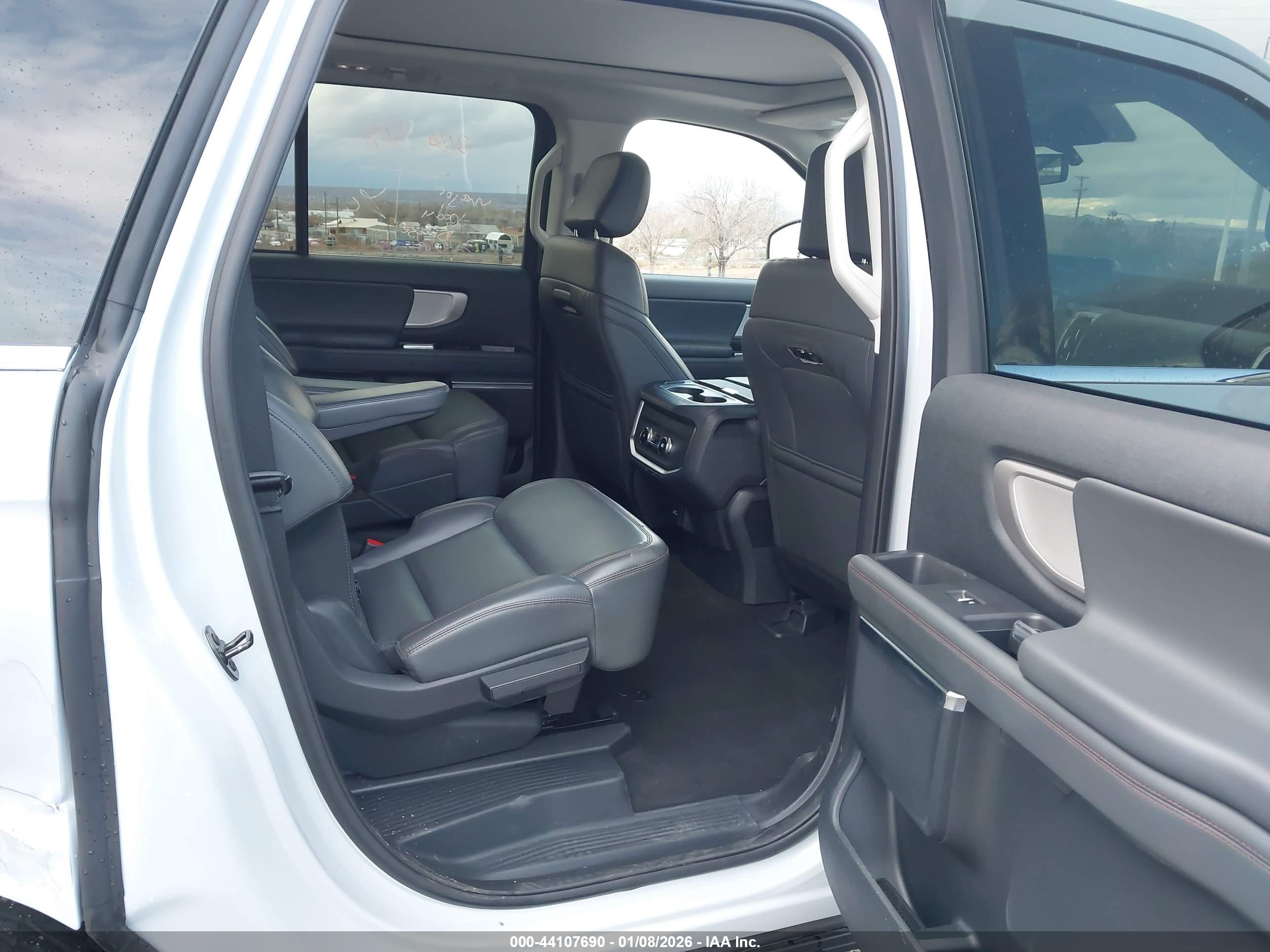 FORD EXPEDITION image 8
