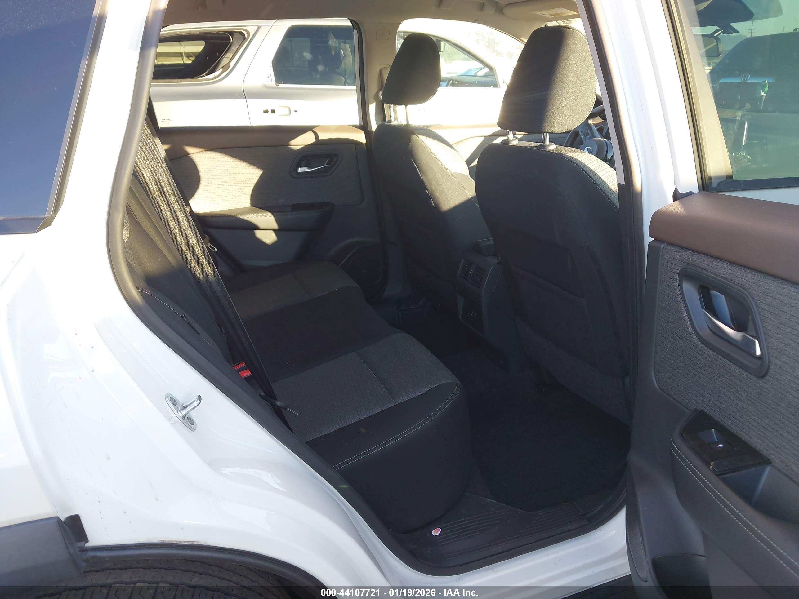 NISSAN ROGUE image 8